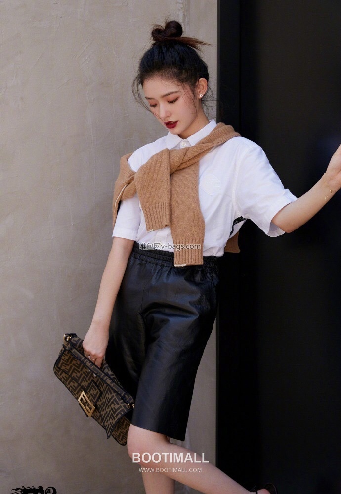 Fendi Baguette FF Fabric FF Brown Shoulder Bag 펜디 바게트 FF 패브릭 브라운 숄더백 26cm 2