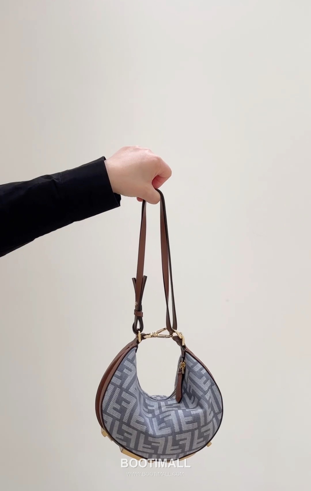 Fendi Fendigraphy Jacquard Logo Crescent Denim Blue Shoulder Bag 펜디 그래피 자카드 로고 크레센트 데님 블루 숄더백 20cm 2