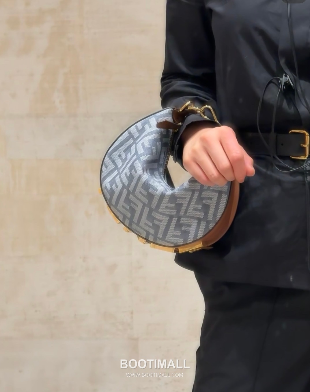 Fendi Fendigraphy Jacquard Logo Crescent Denim Blue Shoulder Bag 펜디 그래피 자카드 로고 크레센트 데님 블루 숄더백 20cm 20