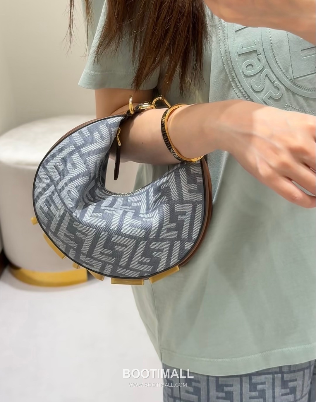 Fendi Fendigraphy Jacquard Logo Crescent Denim Blue Shoulder Bag 펜디 그래피 자카드 로고 크레센트 데님 블루 숄더백 20cm 24