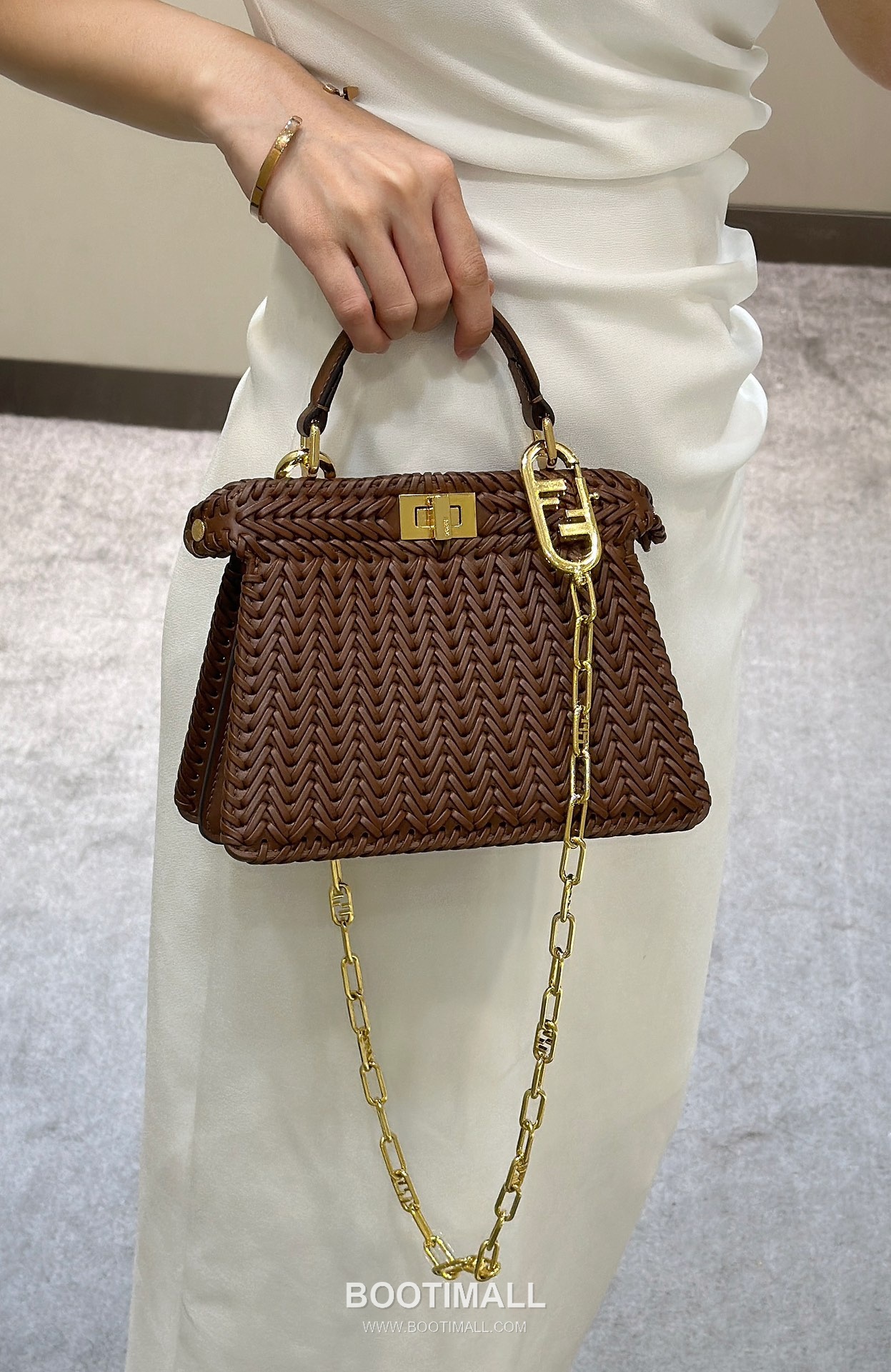 Fendi Peekaboo ISeeU Braided Woven Calfskin Caramel Top Handle Bag 펜디 피카부 아이씨유 브레이디드 위빙 카프스킨 카라멜 탑핸들백 20cm 3