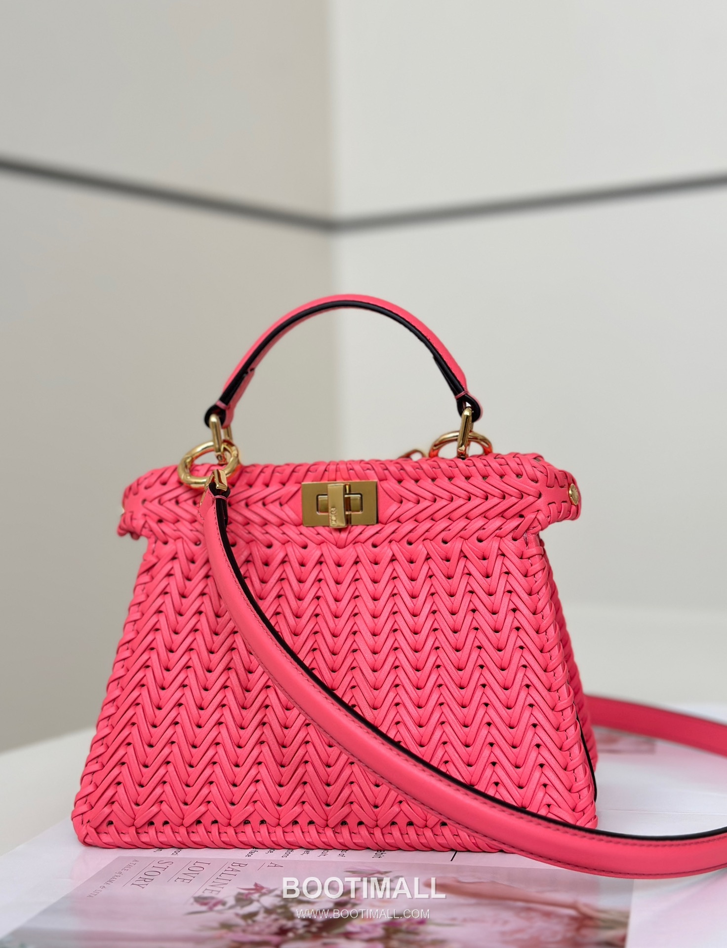 Fendi Peekaboo ISeeU Woven Leather Top Handle Bag 펜디 피카부 아이씨유 위빙 가죽 탑핸들백 20cm 6