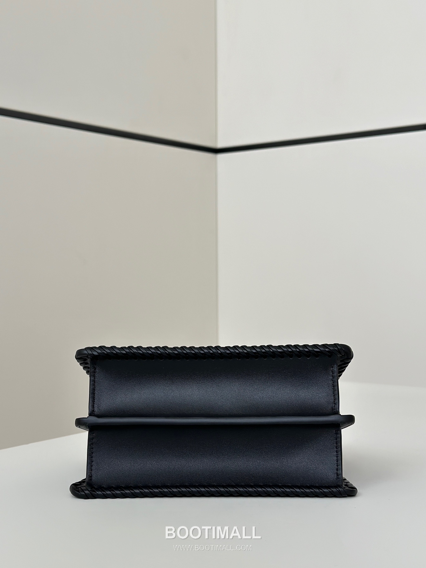 Fendi Peekaboo ISeeU Braided Woven Calfskin Black Top Handle Bag 펜디 피카부 아이씨유 브레이디드 우븐 카프스킨 블랙 탑핸들백 20cm 10