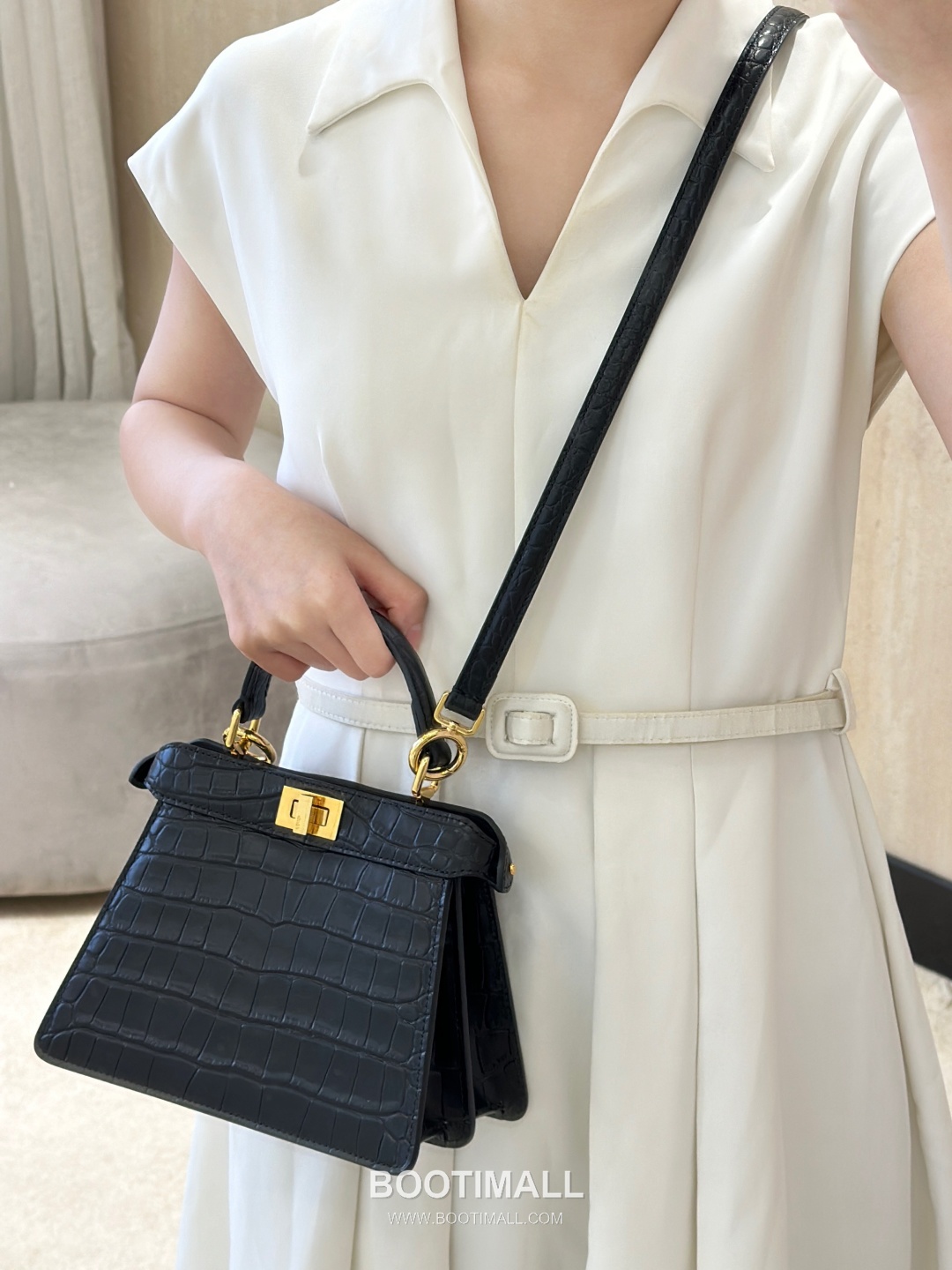 Fendi Peekaboo ISeeU Petite Croc-Embossed Leather Black Top Handle Bag 펜디 피카부 아이씨유 쁘띠 크로커 엠보스드 레더 블랙 탑핸들백 20cm 1