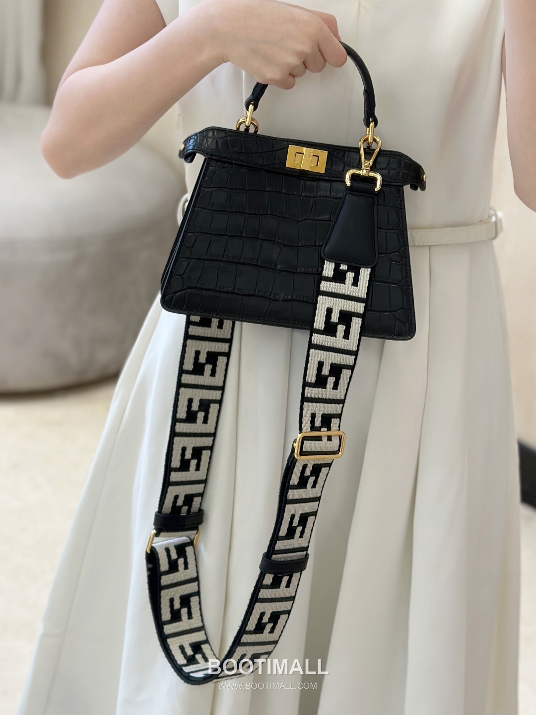Fendi Peekaboo ISeeU Petite Croc-Embossed Leather Black Top Handle Bag 펜디 피카부 아이씨유 쁘띠 크로커 엠보스드 레더 블랙 탑핸들백 20cm 3