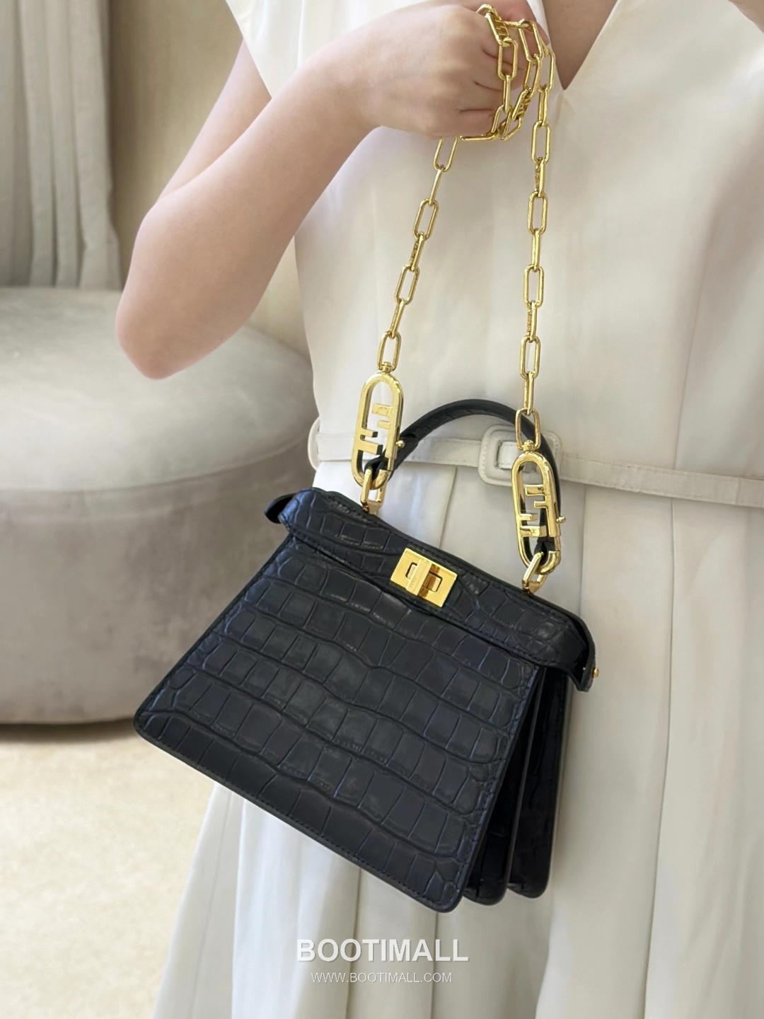 Fendi Peekaboo ISeeU Petite Croc-Embossed Leather Black Top Handle Bag 펜디 피카부 아이씨유 쁘띠 크로커 엠보스드 레더 블랙 탑핸들백 20cm 4
