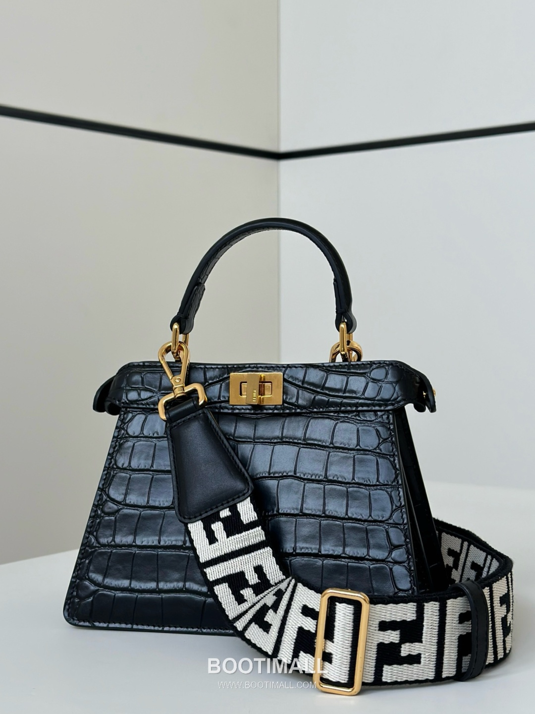 Fendi Peekaboo ISeeU Petite Croc-Embossed Leather Black Top Handle Bag 펜디 피카부 아이씨유 쁘띠 크로커 엠보스드 레더 블랙 탑핸들백 20cm 7