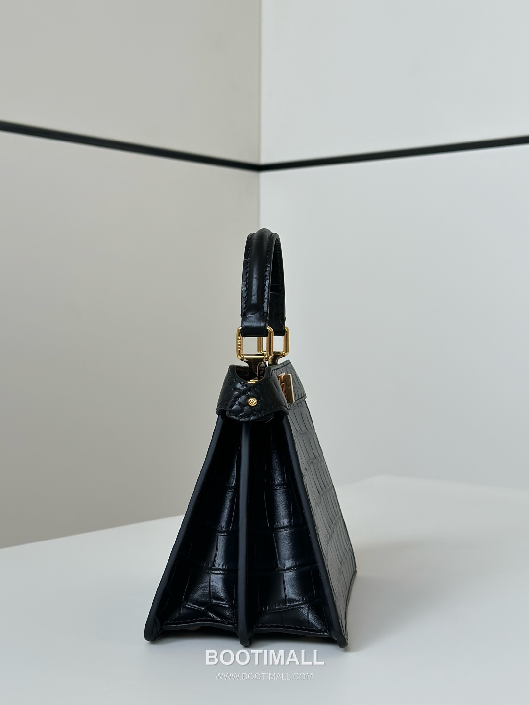 Fendi Peekaboo ISeeU Petite Croc-Embossed Leather Black Top Handle Bag 펜디 피카부 아이씨유 쁘띠 크로커 엠보스드 레더 블랙 탑핸들백 20cm 9