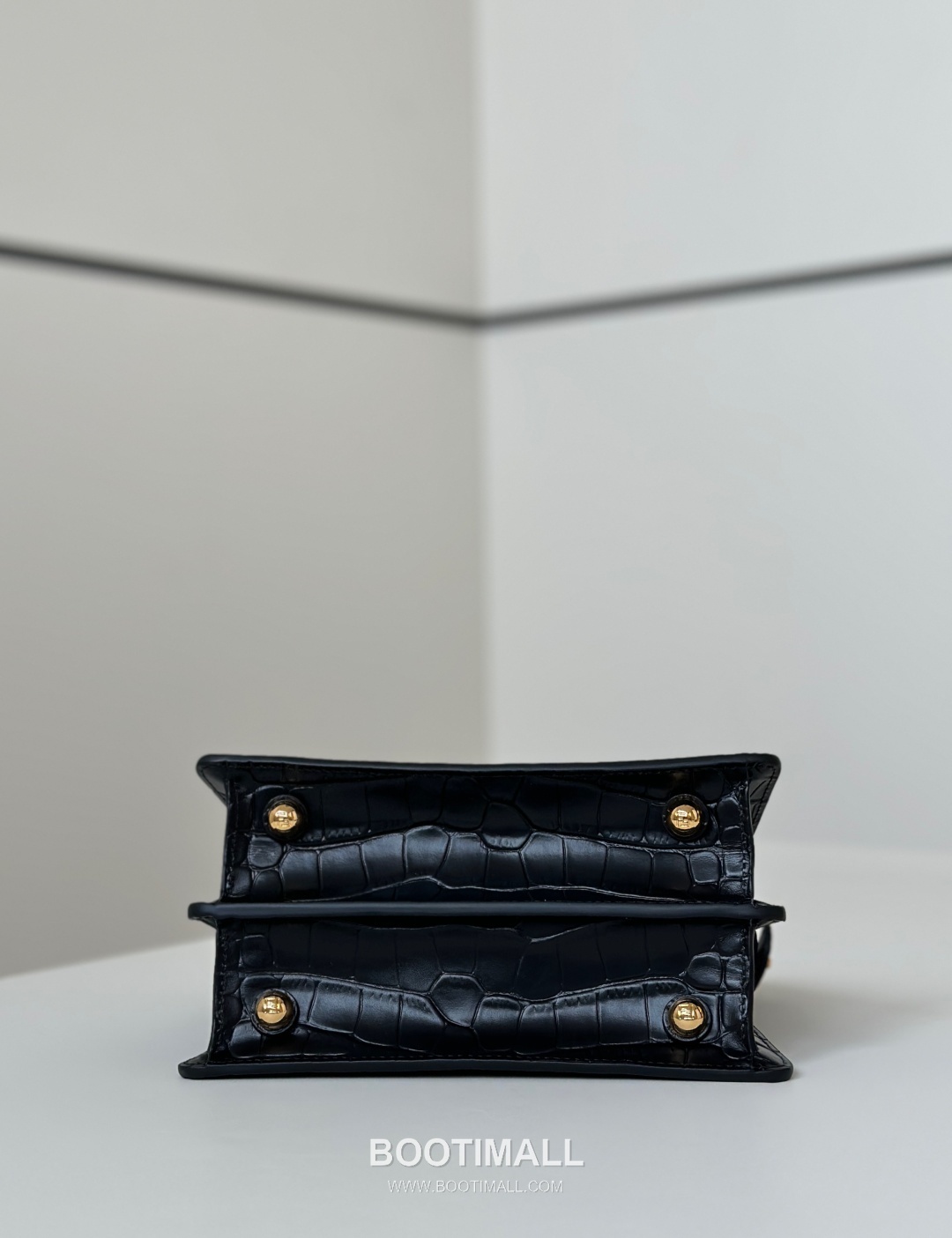 Fendi Peekaboo ISeeU Petite Croc-Embossed Leather Black Top Handle Bag 펜디 피카부 아이씨유 쁘띠 크로커 엠보스드 레더 블랙 탑핸들백 20cm 10