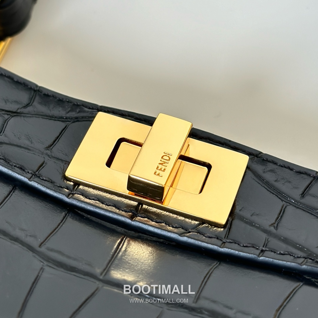 Fendi Peekaboo ISeeU Petite Croc-Embossed Leather Black Top Handle Bag 펜디 피카부 아이씨유 쁘띠 크로커 엠보스드 레더 블랙 탑핸들백 20cm 11