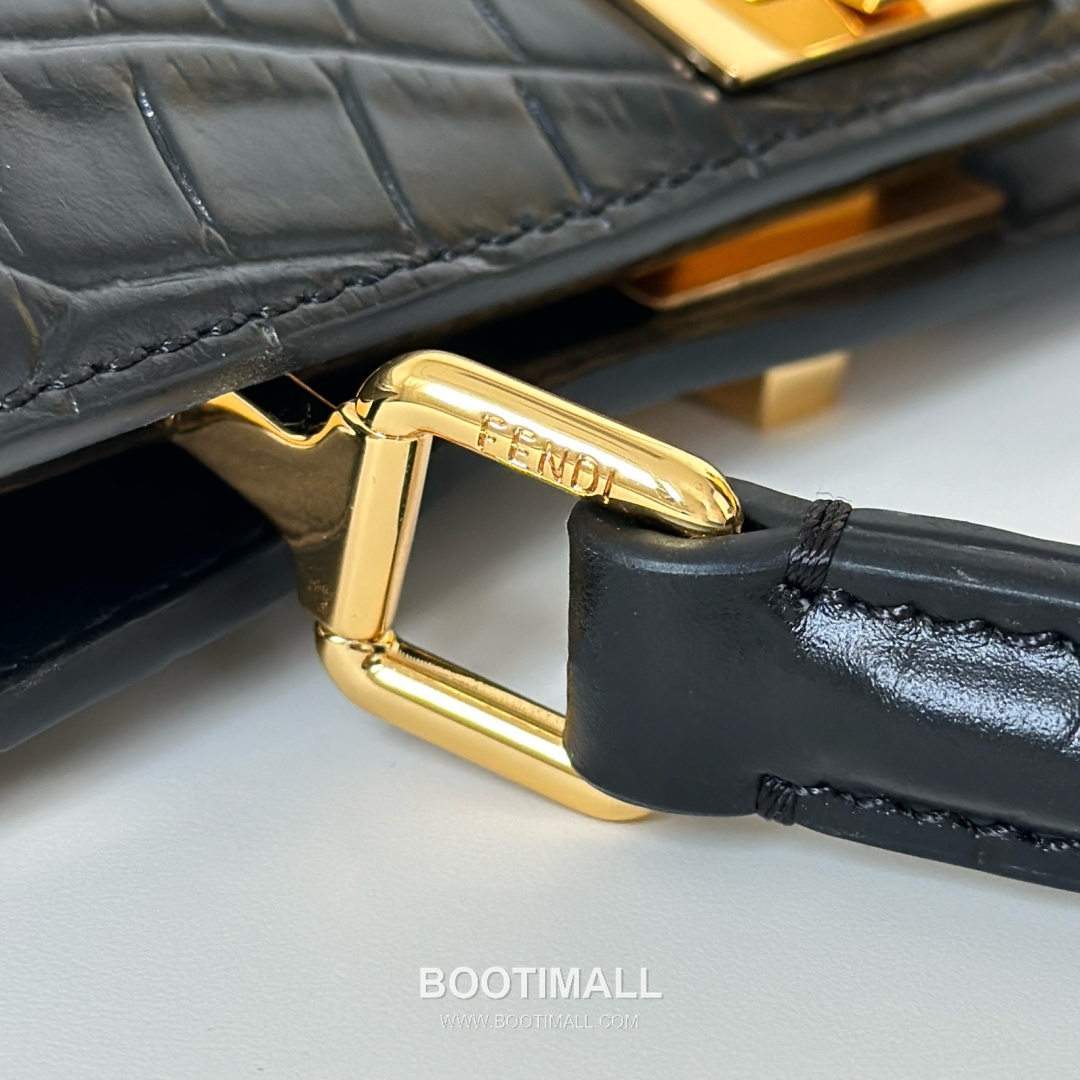 Fendi Peekaboo ISeeU Petite Croc-Embossed Leather Black Top Handle Bag 펜디 피카부 아이씨유 쁘띠 크로커 엠보스드 레더 블랙 탑핸들백 20cm 12