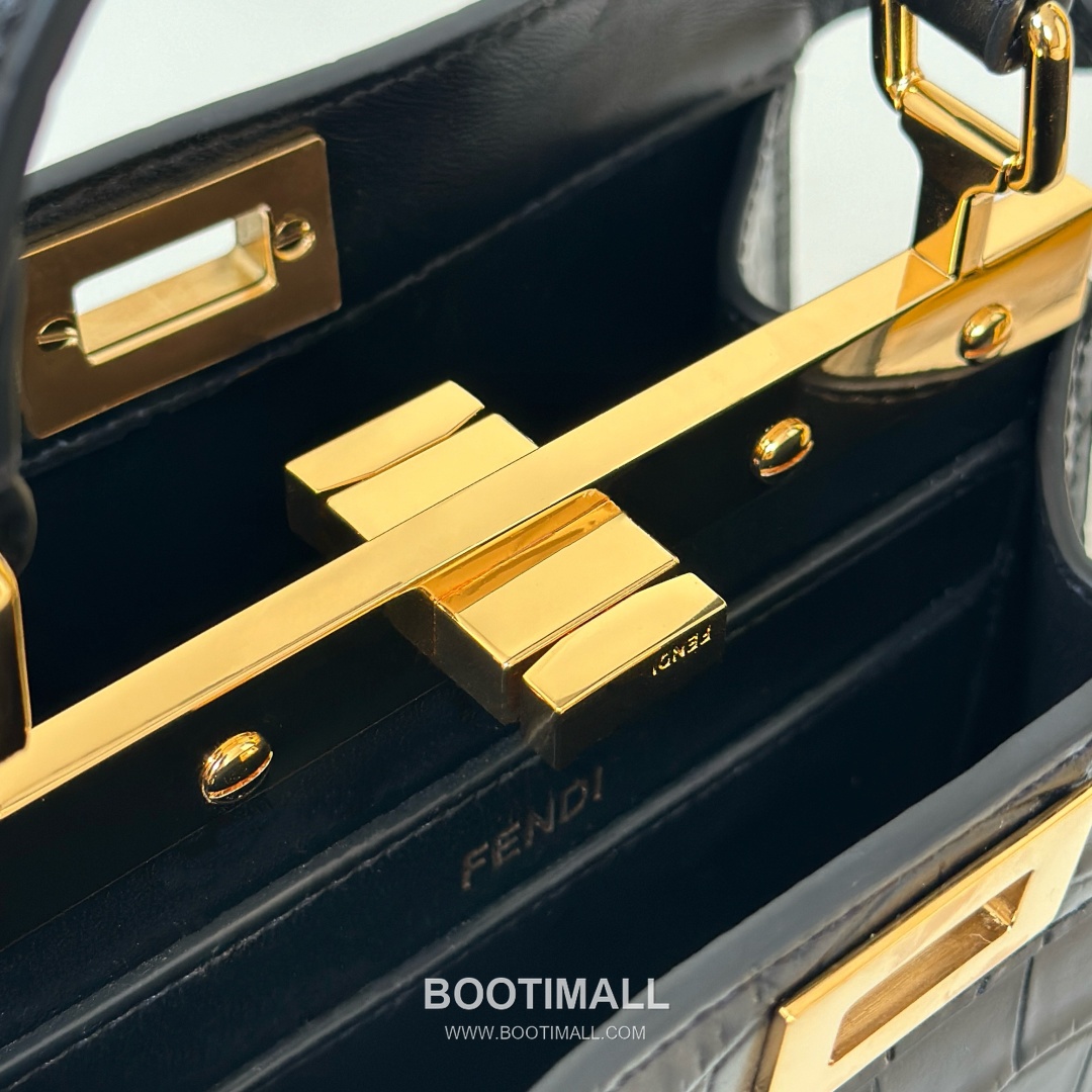 Fendi Peekaboo ISeeU Petite Croc-Embossed Leather Black Top Handle Bag 펜디 피카부 아이씨유 쁘띠 크로커 엠보스드 레더 블랙 탑핸들백 20cm 13