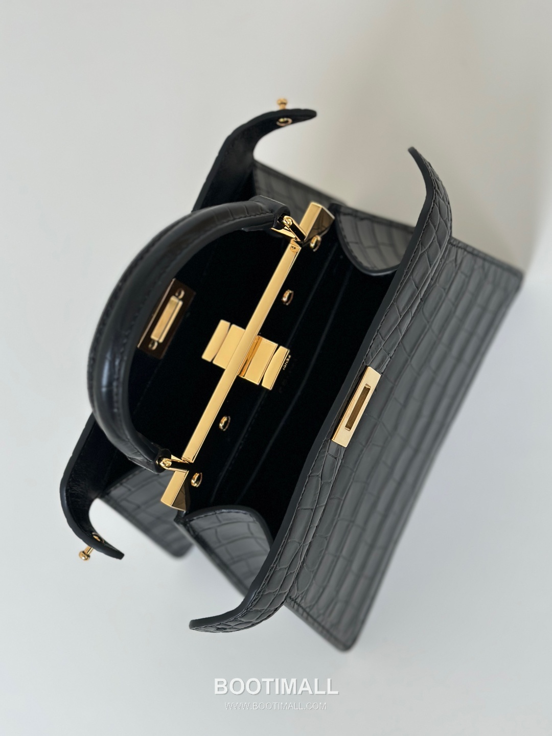 Fendi Peekaboo ISeeU Petite Croc-Embossed Leather Black Top Handle Bag 펜디 피카부 아이씨유 쁘띠 크로커 엠보스드 레더 블랙 탑핸들백 20cm 15