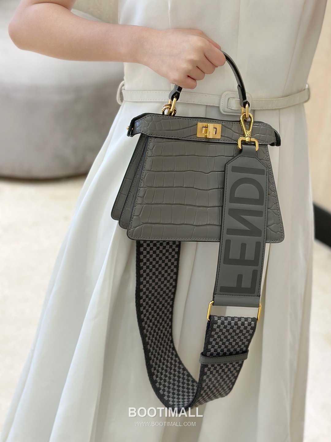Fendi Peekaboo ISeeU Petite Croc-Embossed Leather Dark Gray Top Handle Bag 펜디 피카부 아이씨유 쁘띠 크로커 엠보스드 레더 다크그레이 탑핸들백 20cm 3
