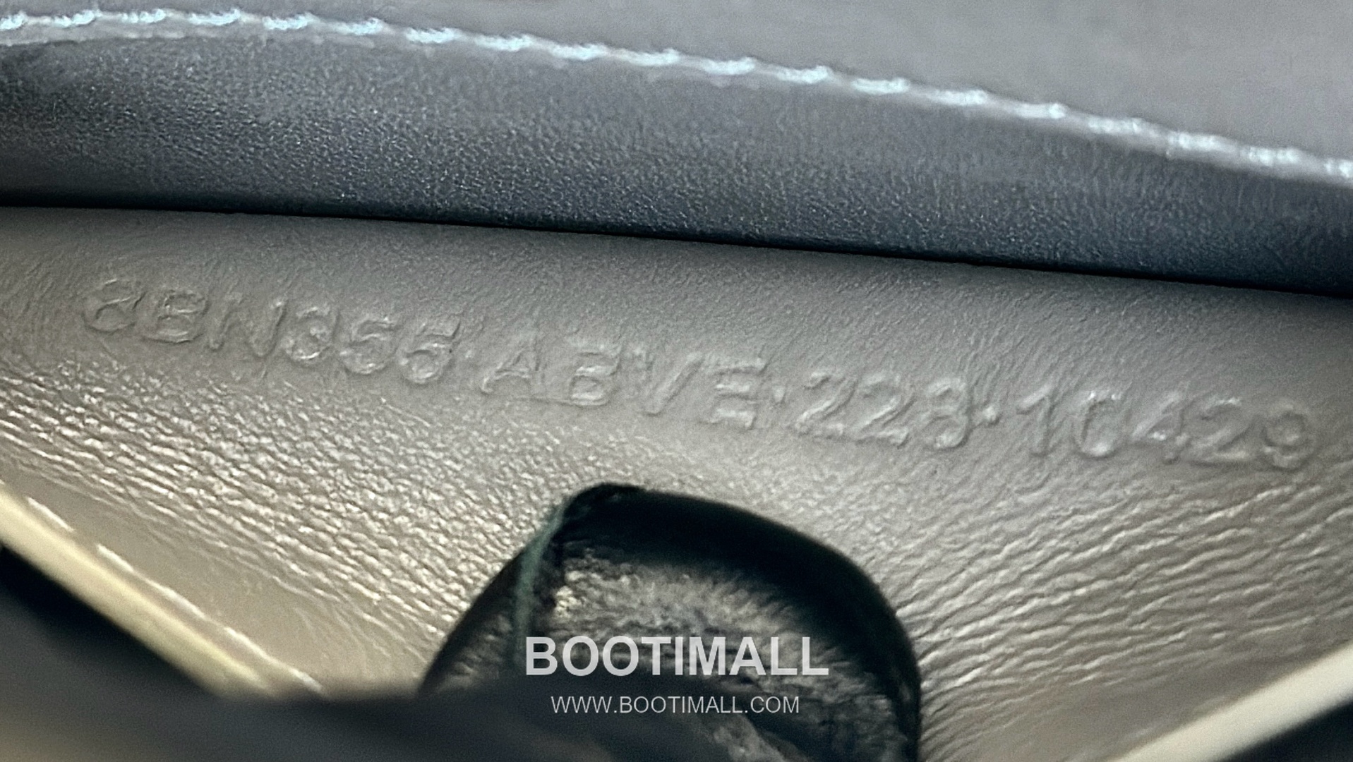 Fendi Peekaboo ISeeU Petite Croc-Embossed Leather Dark Gray Top Handle Bag 펜디 피카부 아이씨유 쁘띠 크로커 엠보스드 레더 다크그레이 탑핸들백 20cm 15