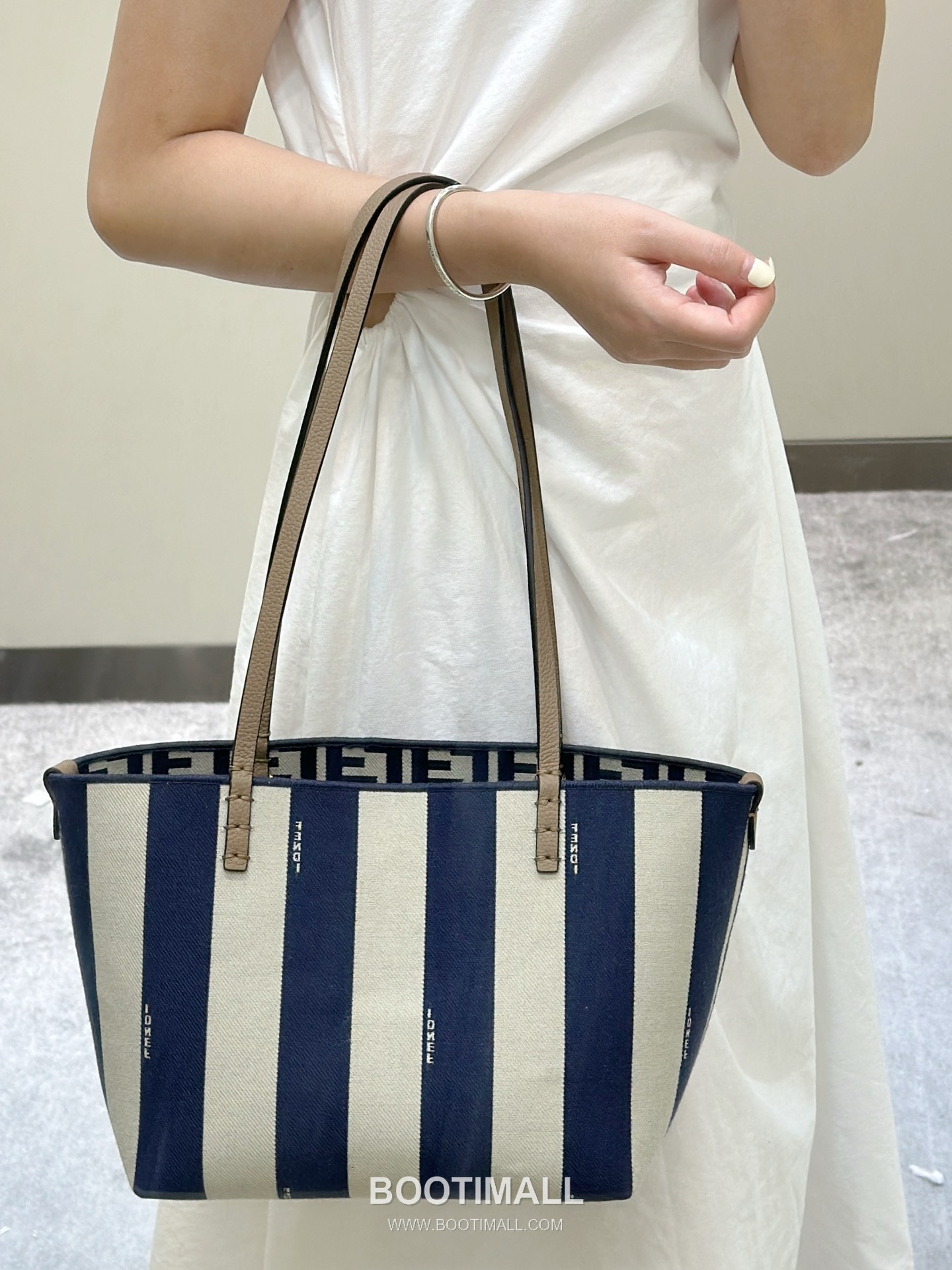 Fendi Roll Pequin FF Reversible Canvas Blue Tote Bag 펜디 롤 페퀸 FF 리버서블 캔버스 블루 토트백 22cm 2