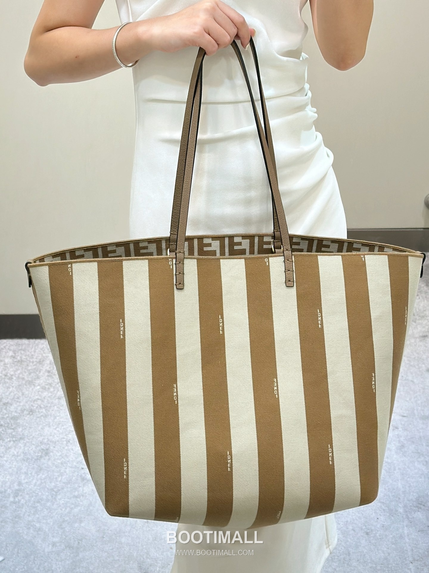 Fendi Roll Pequin FF Reversible Canvas Beige Tote Bag 펜디 롤 페퀸 FF 리버서블 캔버스 베이지 토트백 33cm 19