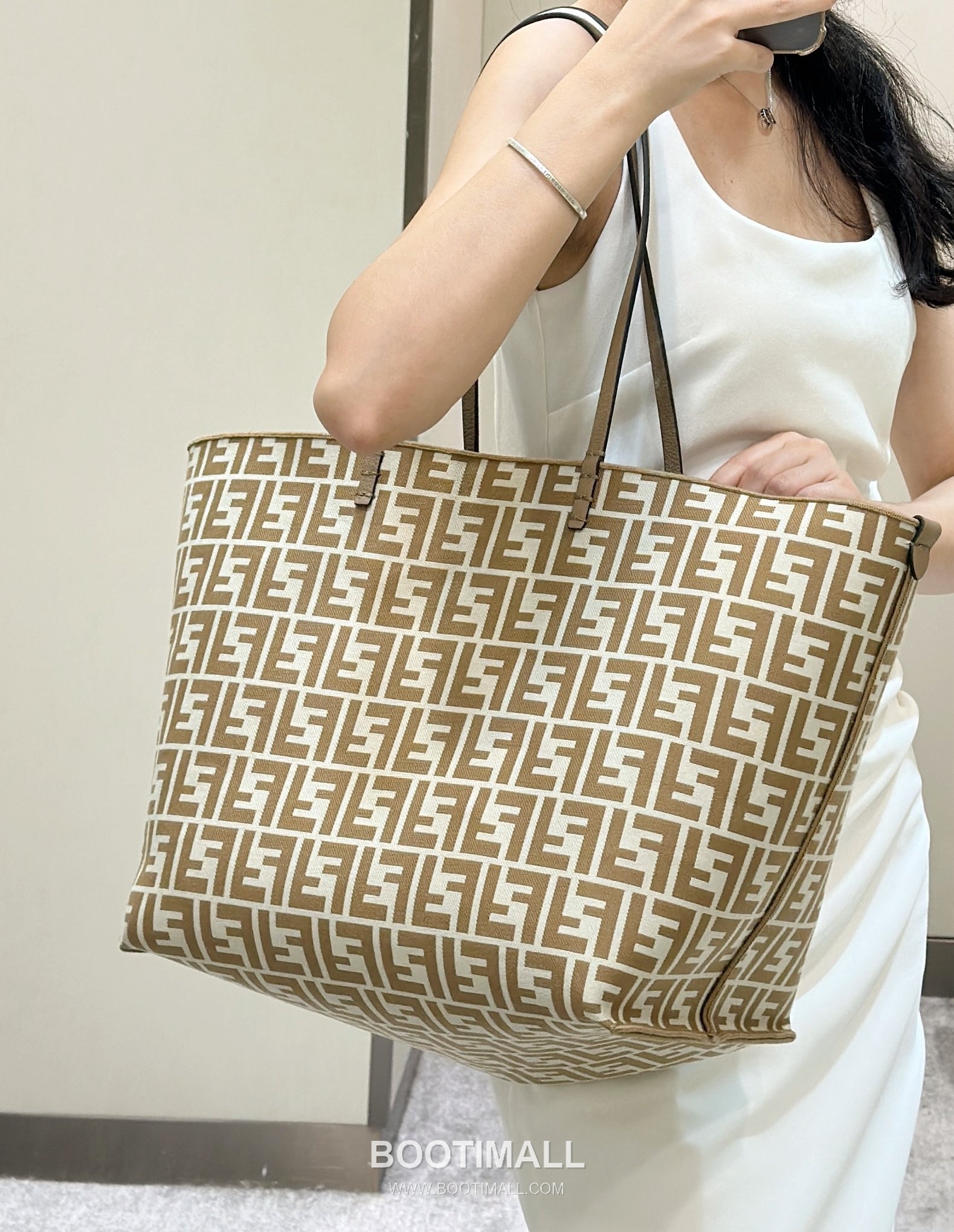 Fendi Roll Pequin FF Reversible Canvas Beige Tote Bag 펜디 롤 페퀸 FF 리버서블 캔버스 베이지 토트백 33cm 22