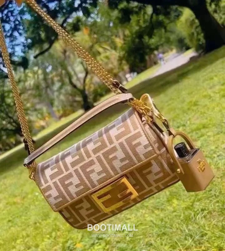 Fendi Baguette FF Logo Pequin FF Fabric Beige Chain Flap Bag 펜디 바게트 FF 로고 페퀸 패브릭 베이지 체인 플랩백 20cm 6
