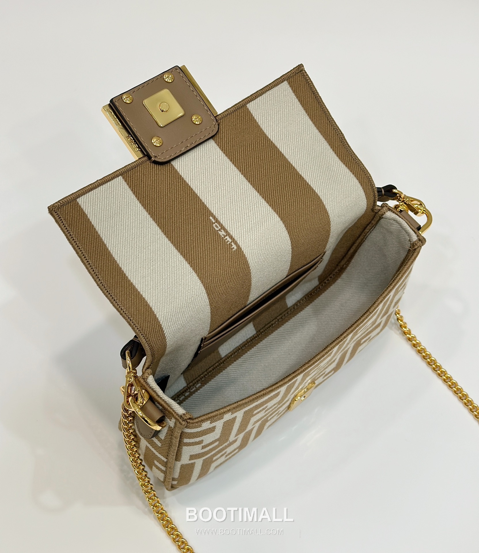 Fendi Baguette FF Logo Pequin FF Fabric Beige Chain Flap Bag 펜디 바게트 FF 로고 페퀸 패브릭 베이지 체인 플랩백 20cm 18