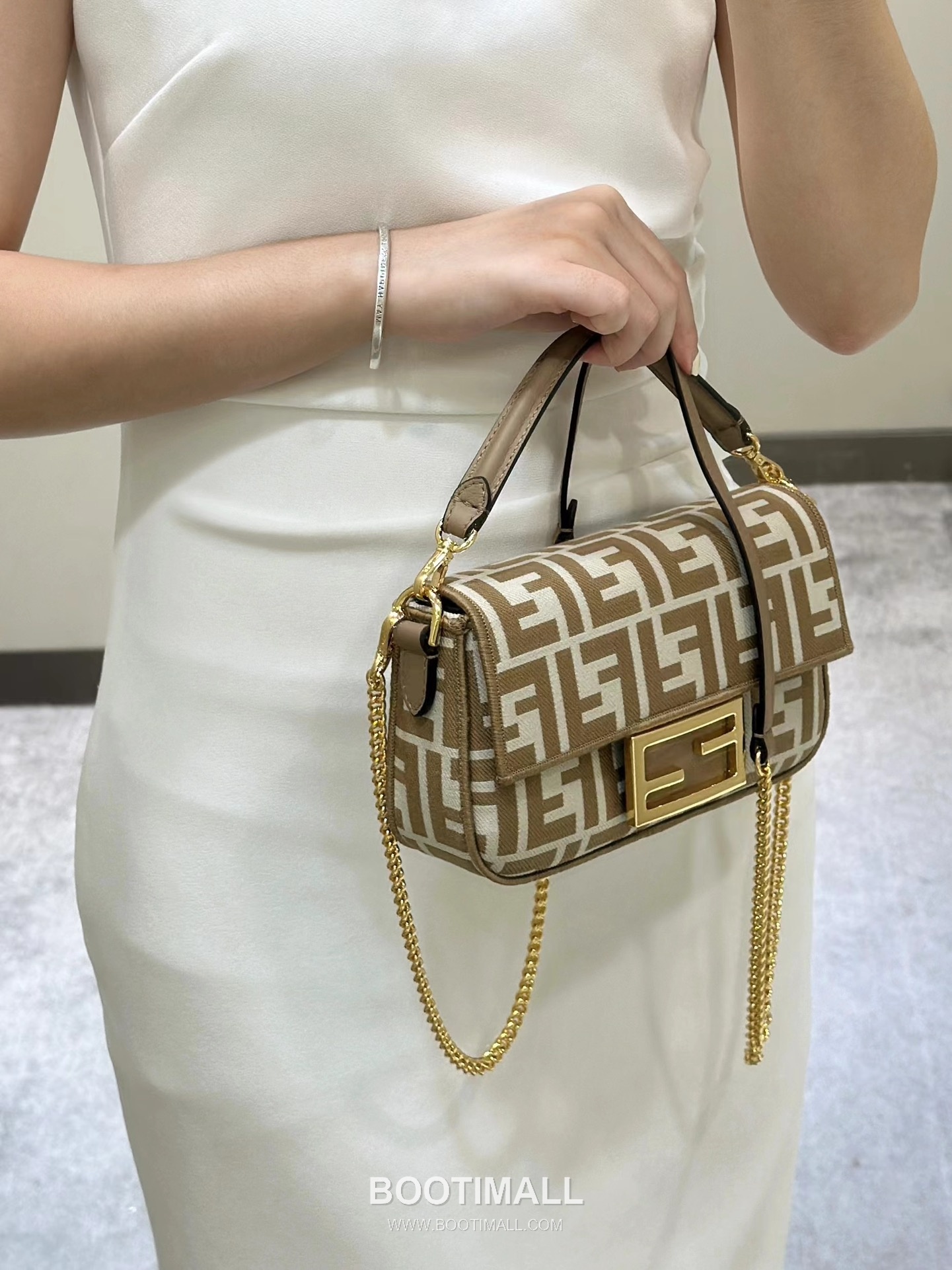 Fendi Baguette FF Logo Pequin FF Fabric Beige Chain Flap Bag 펜디 바게트 FF 로고 페퀸 패브릭 베이지 체인 플랩백 20cm 19