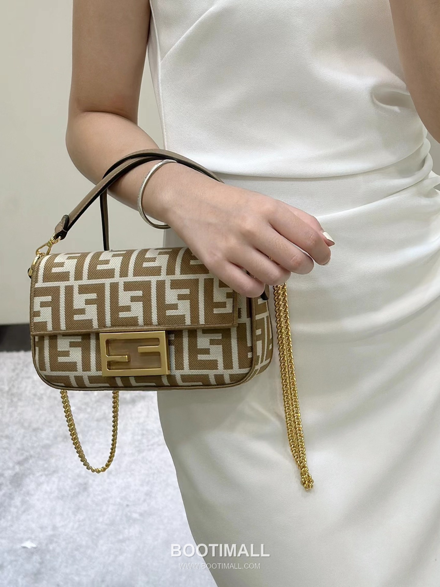 Fendi Baguette FF Logo Pequin FF Fabric Beige Chain Flap Bag 펜디 바게트 FF 로고 페퀸 패브릭 베이지 체인 플랩백 20cm 20