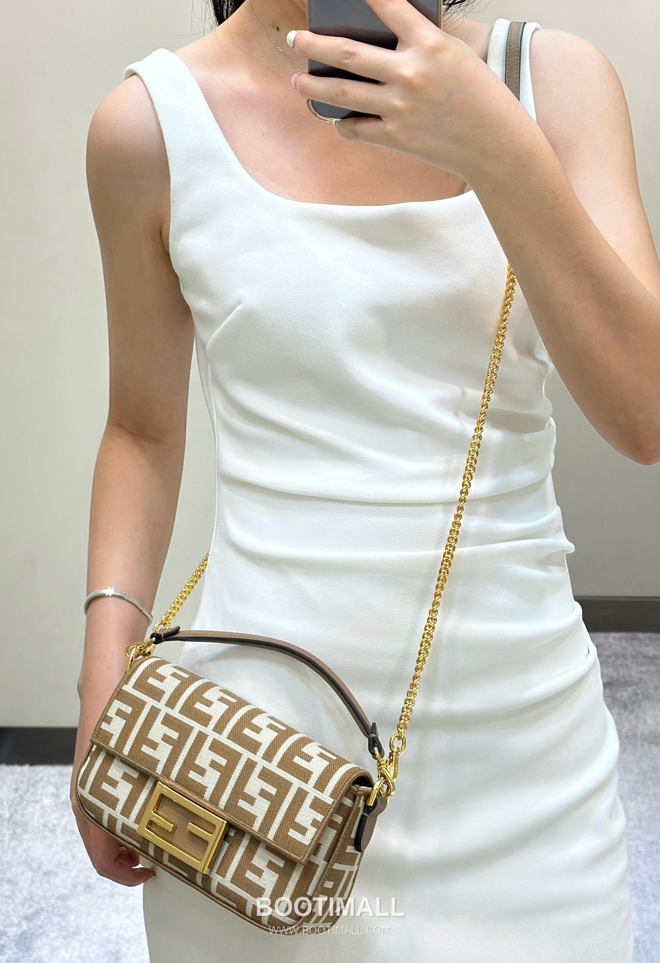 Fendi Baguette FF Logo Pequin FF Fabric Beige Chain Flap Bag 펜디 바게트 FF 로고 페퀸 패브릭 베이지 체인 플랩백 20cm 21