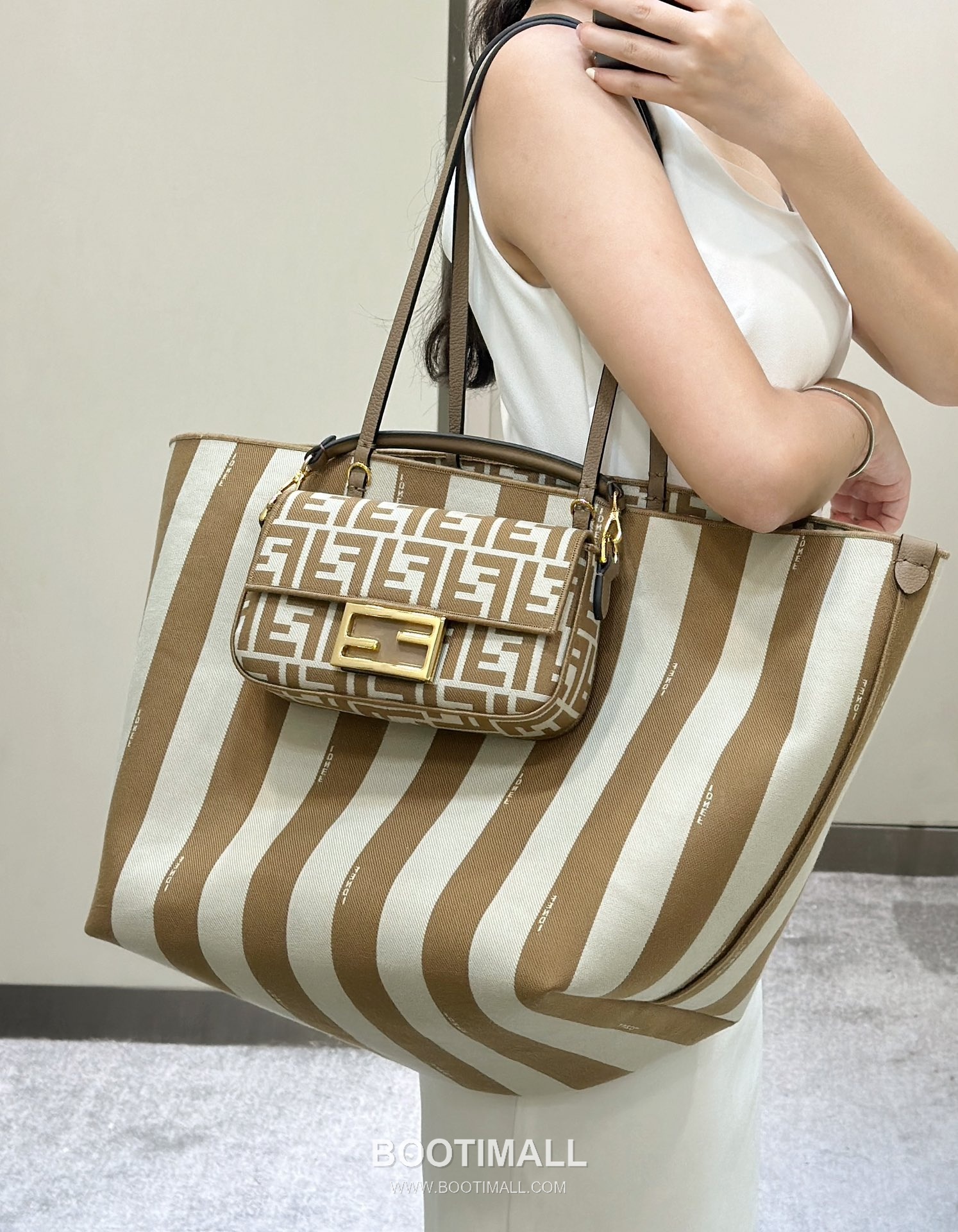 Fendi Baguette FF Logo Pequin FF Fabric Beige Chain Flap Bag 펜디 바게트 FF 로고 페퀸 패브릭 베이지 체인 플랩백 20cm 22