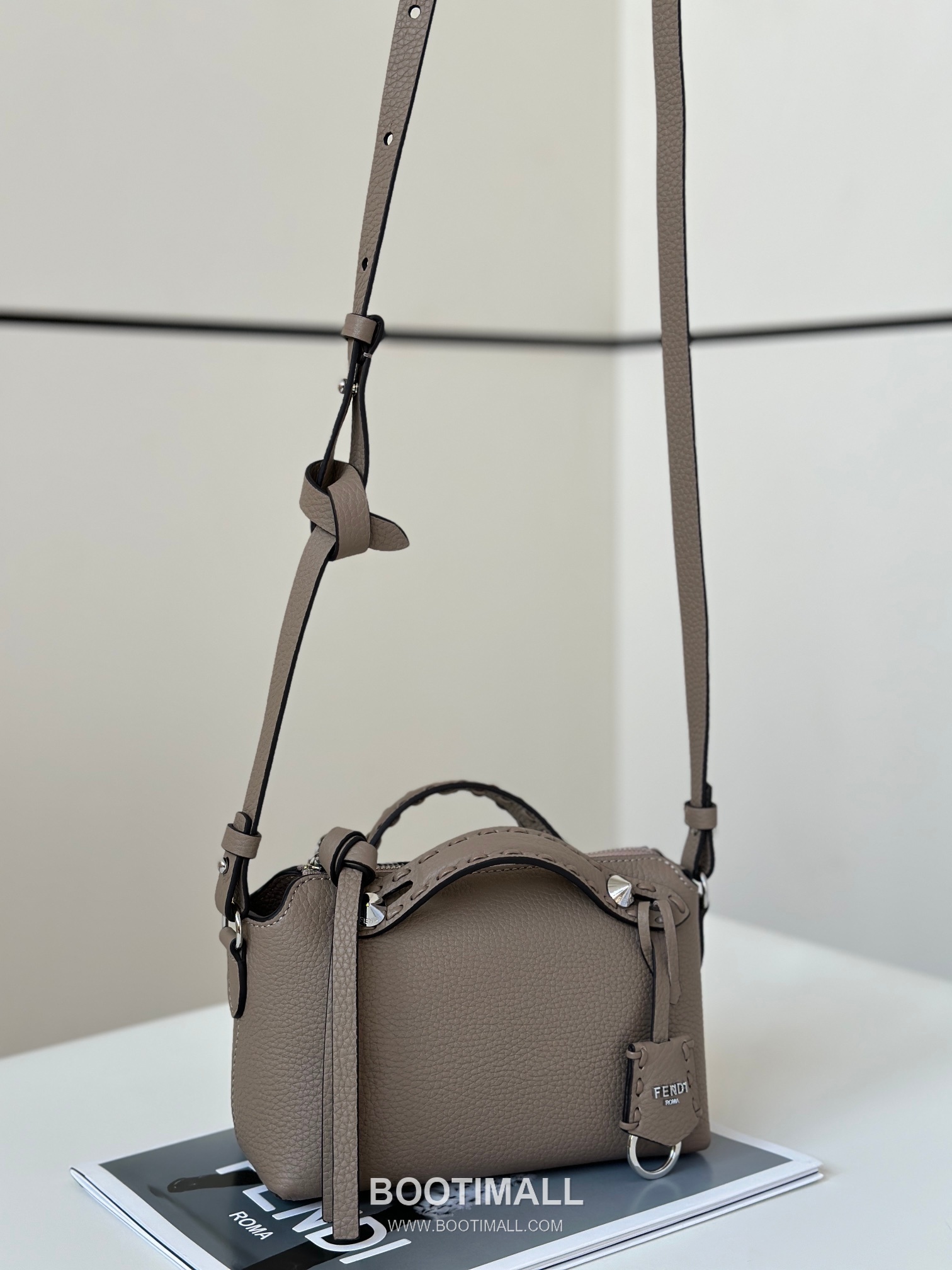 Fendi By The Way Selleria Calfskin Boston Bag 펜디 바이 더 웨이 셀레리아 카프스킨 보스턴백 20cm 5