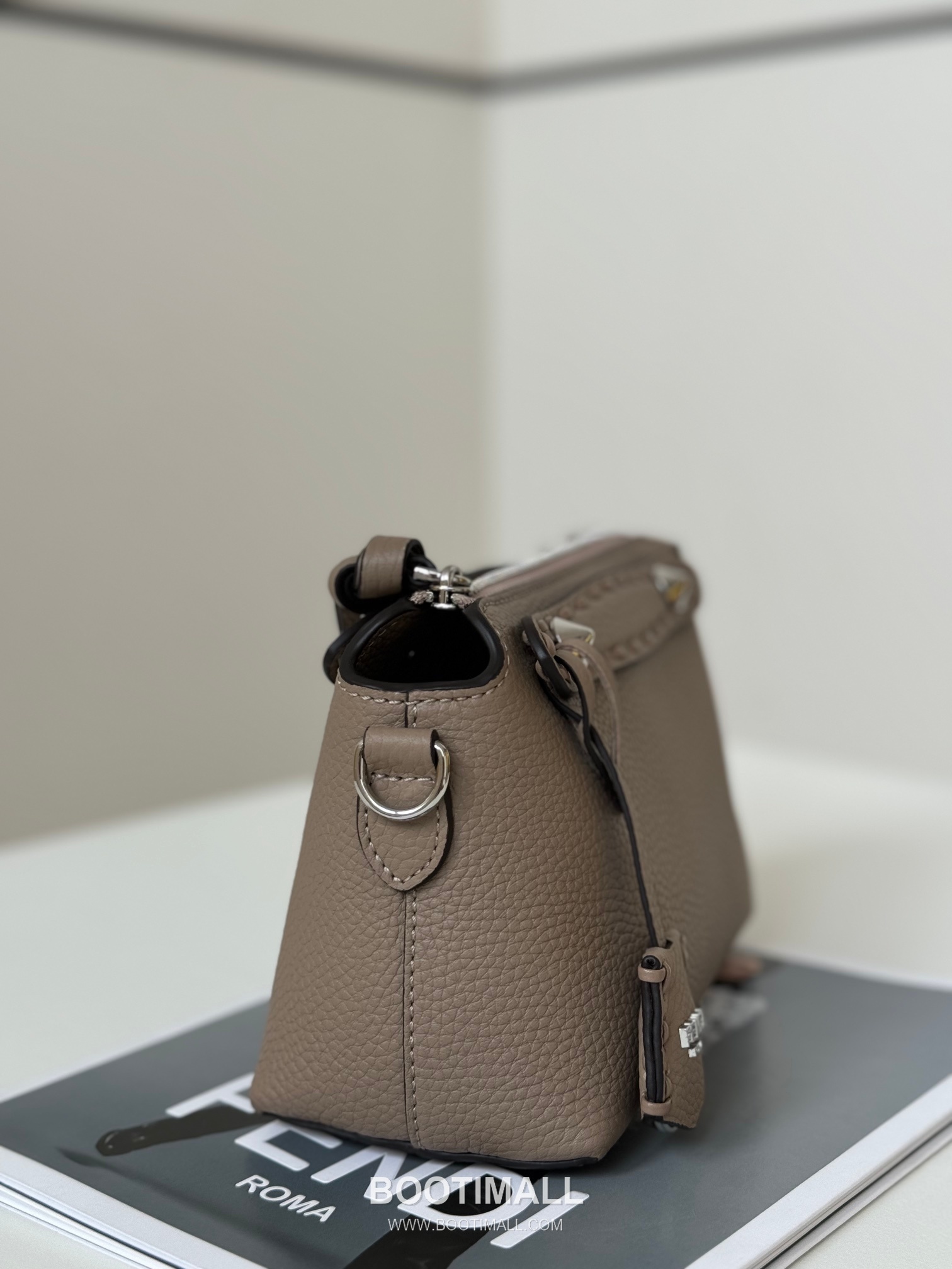 Fendi By The Way Selleria Calfskin Boston Bag 펜디 바이 더 웨이 셀레리아 카프스킨 보스턴백 20cm 7