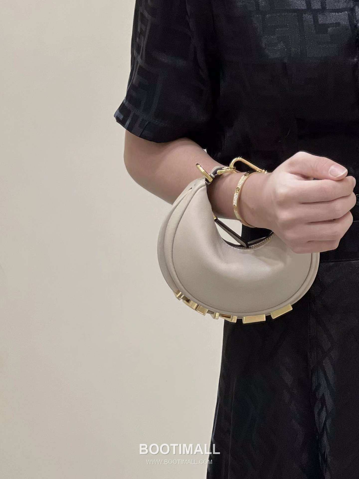 Fendi Fendigraphy Mini Cowhide Shoulder Bag 펜디 그래피 미니 소가죽 숄더백 29cm 1