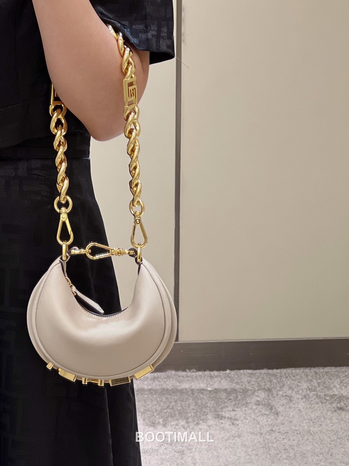 Fendi Fendigraphy Mini Cowhide Shoulder Bag 펜디 그래피 미니 소가죽 숄더백 29cm 4