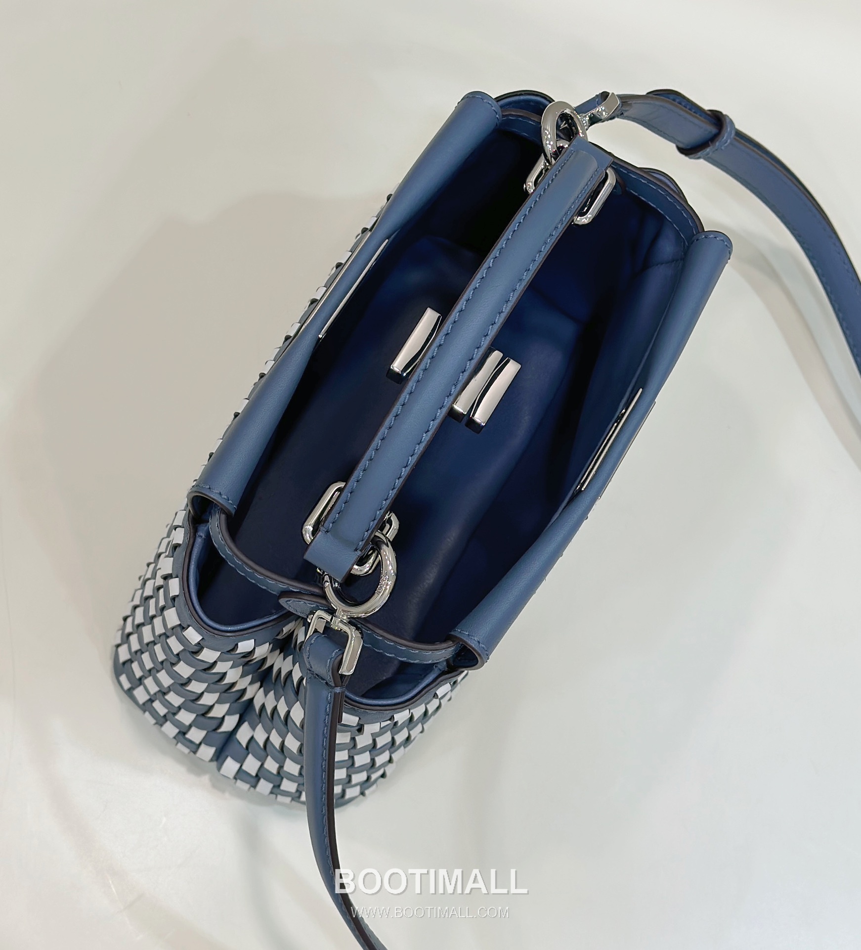 Fendi Iconic Peekaboo Small Woven Calf Leather Blue Top Handle Bag 펜디 아이코닉 피카부 스몰 위븐 카프 레더 블루 탑핸들백 24cm 15
