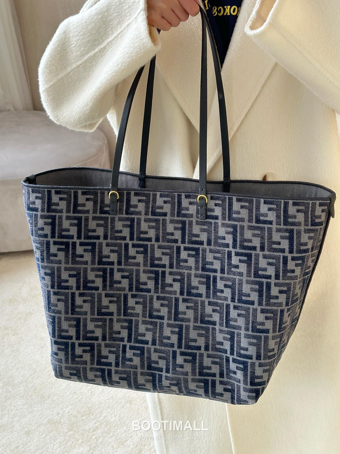 Fendi Roll Reversible FF Denim Blue Tote Bag 펜디 롤 리버서블 FF 데님 블루 토트백 35cm 1
