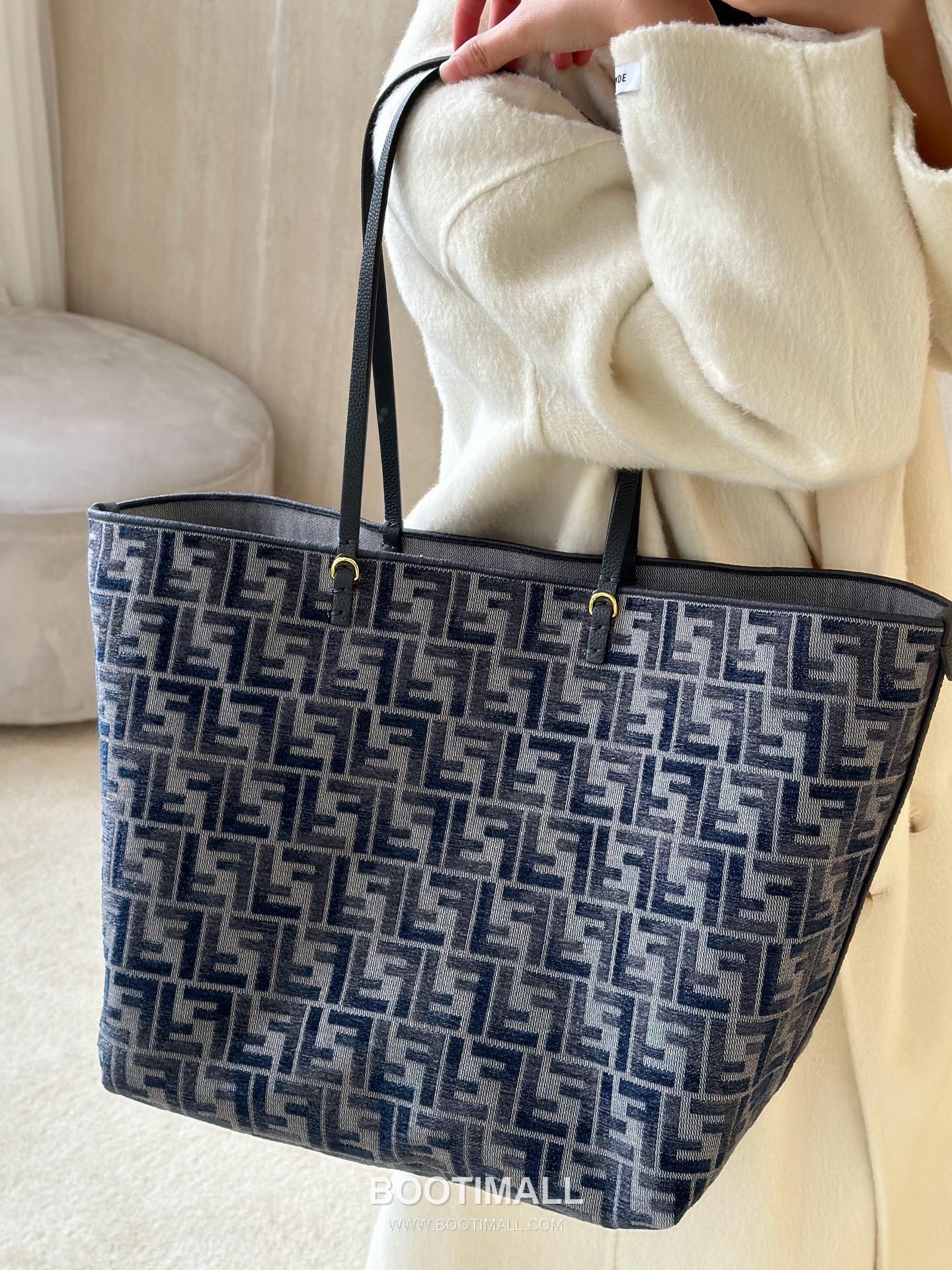 Fendi Roll Reversible FF Denim Blue Tote Bag 펜디 롤 리버서블 FF 데님 블루 토트백 35cm 2