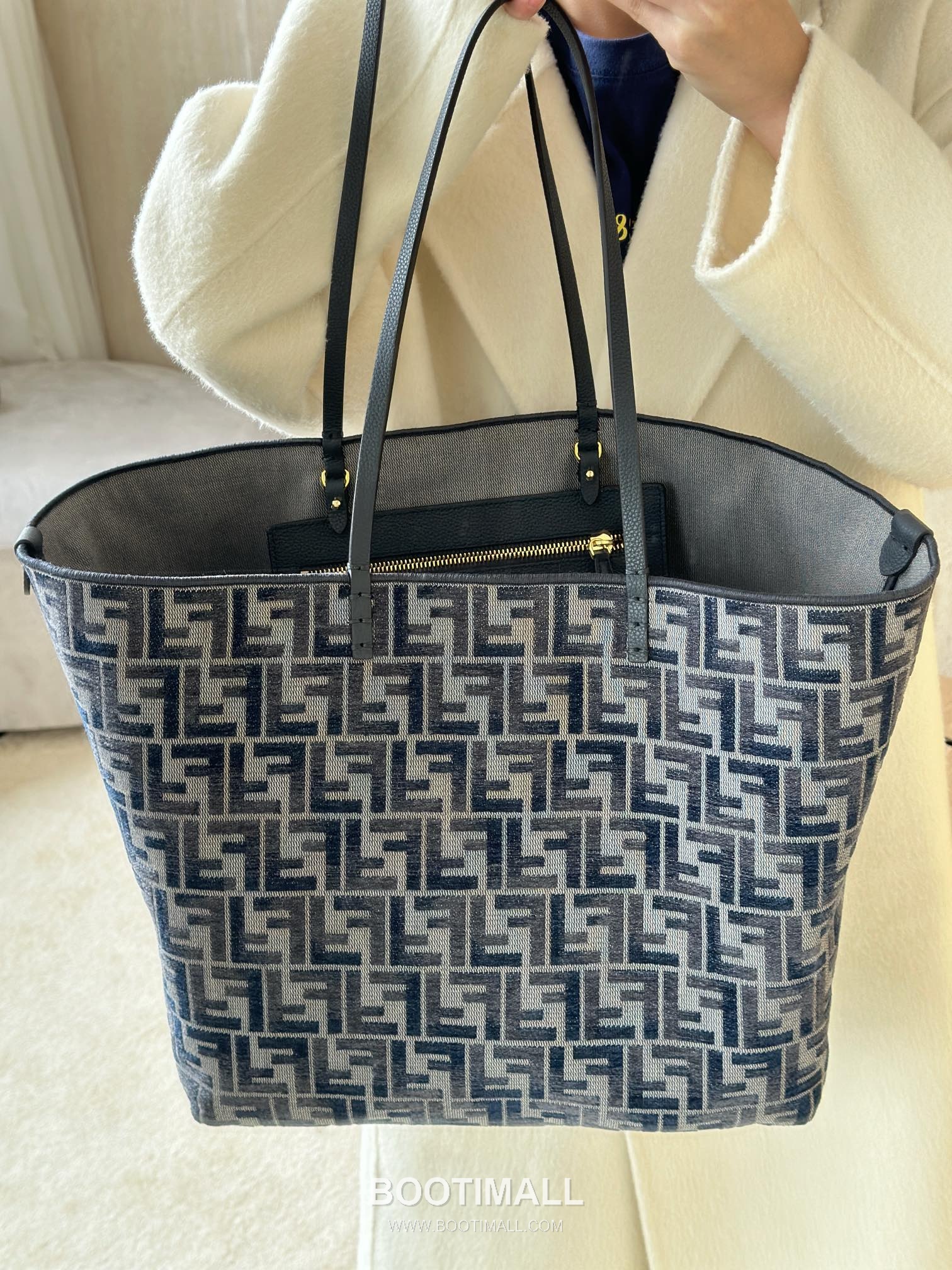 Fendi Roll Reversible FF Denim Blue Tote Bag 펜디 롤 리버서블 FF 데님 블루 토트백 35cm 3
