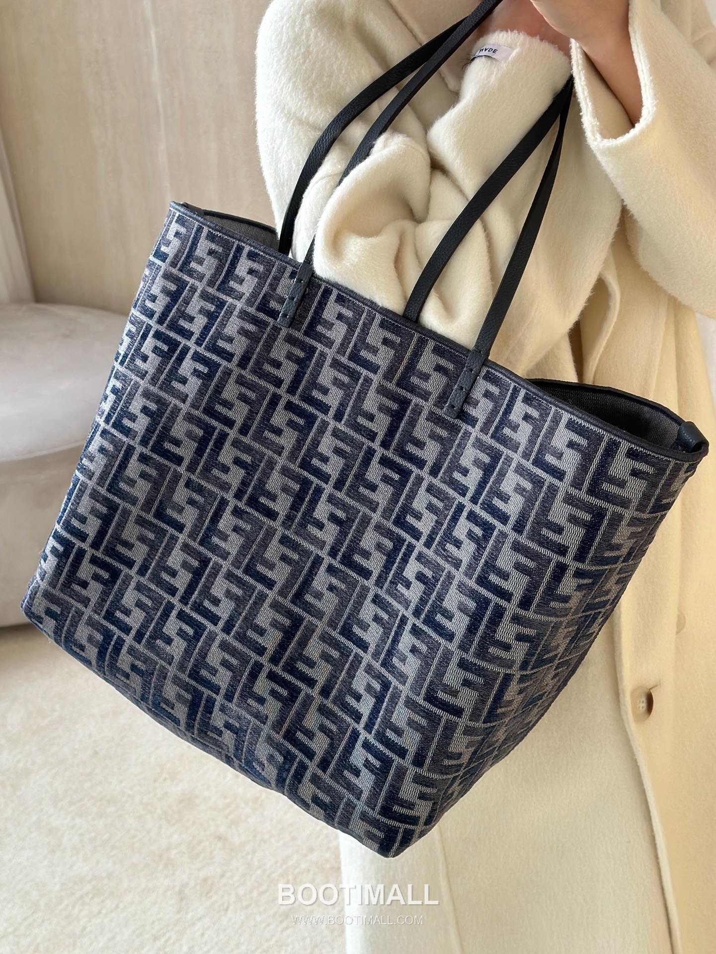 Fendi Roll Reversible FF Denim Blue Tote Bag 펜디 롤 리버서블 FF 데님 블루 토트백 35cm 4