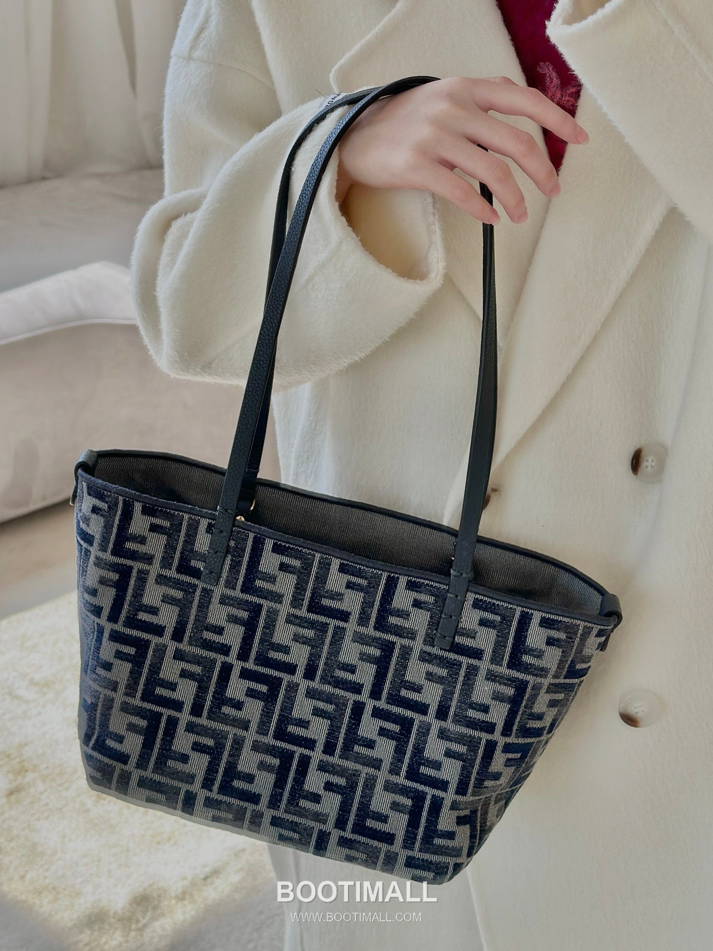 Fendi Roll Reversible FF Denim Blue Tote Bag 펜디 롤 리버서블 FF 데님 블루 토트백 24cm 1