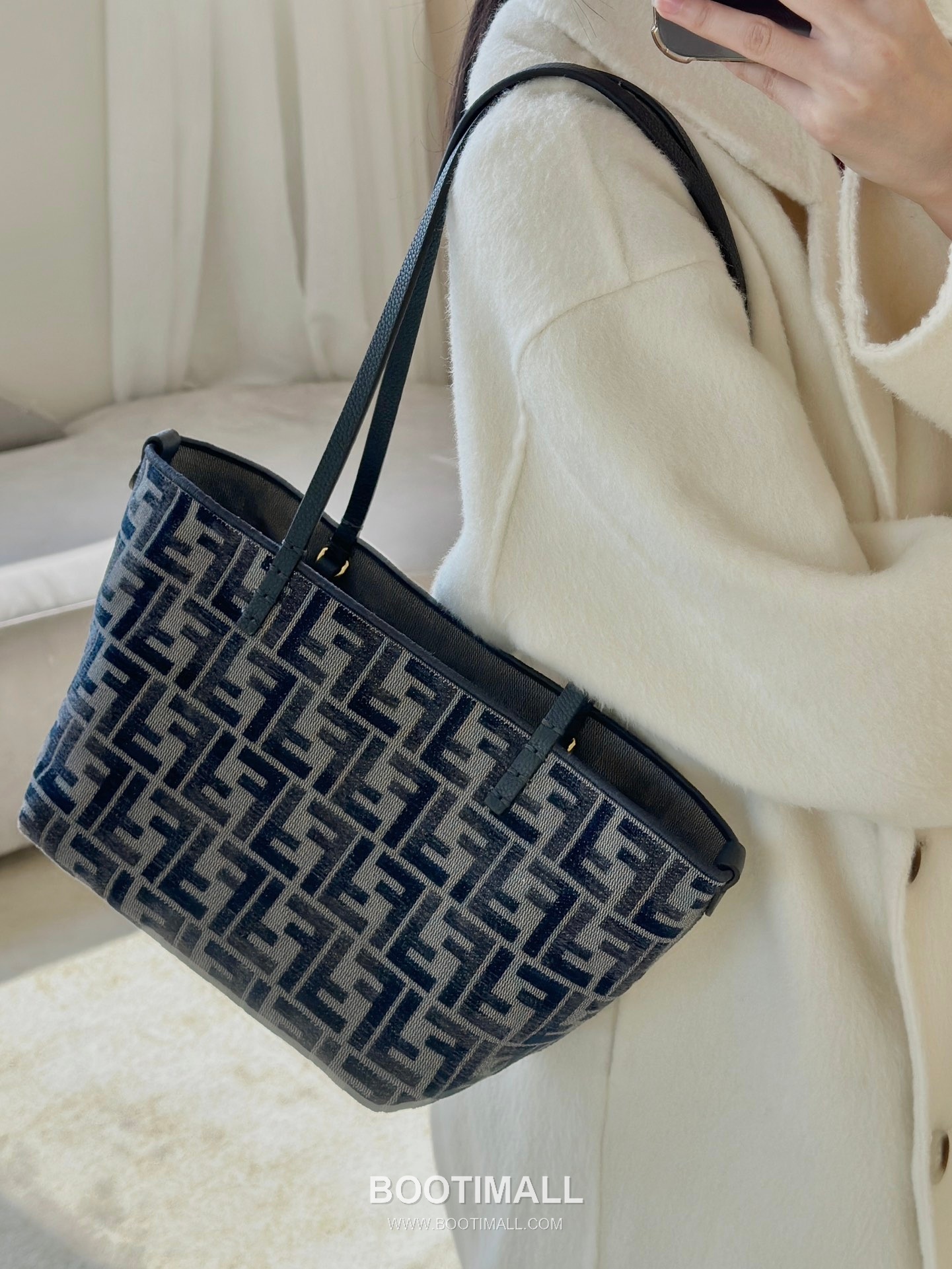Fendi Roll Reversible FF Denim Blue Tote Bag 펜디 롤 리버서블 FF 데님 블루 토트백 24cm 2