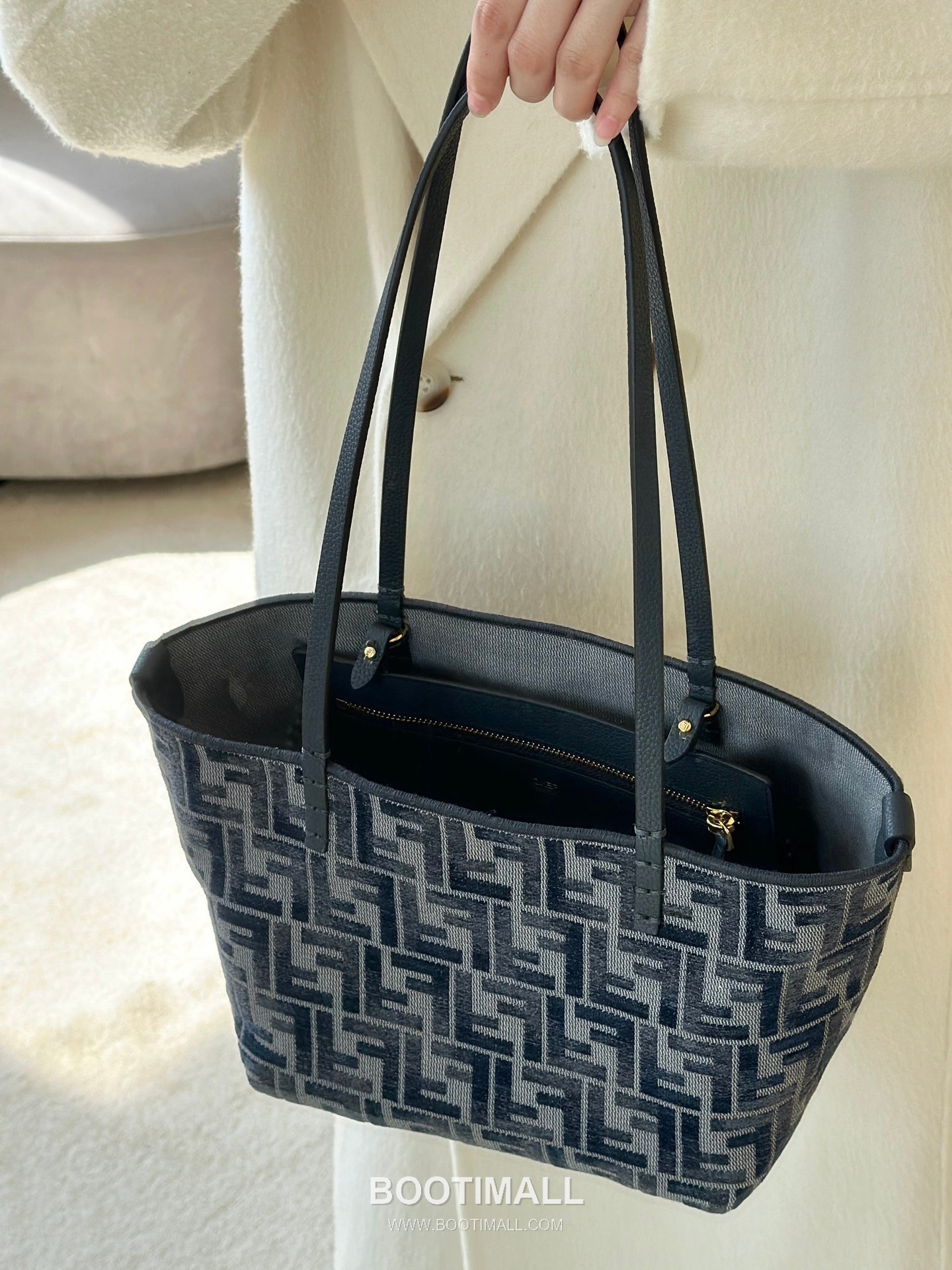 Fendi Roll Reversible FF Denim Blue Tote Bag 펜디 롤 리버서블 FF 데님 블루 토트백 24cm 3