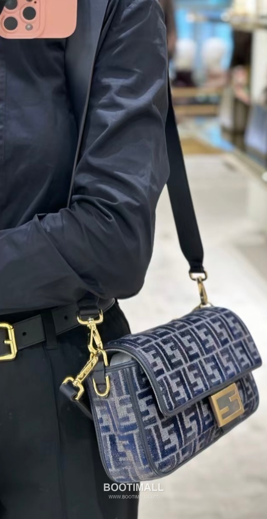 Fendi Baguette Medium FF Chenille Navy Shoulder Bag 펜디 바게트 미디엄 FF 셰닐 네이비 숄더백 27cm 2