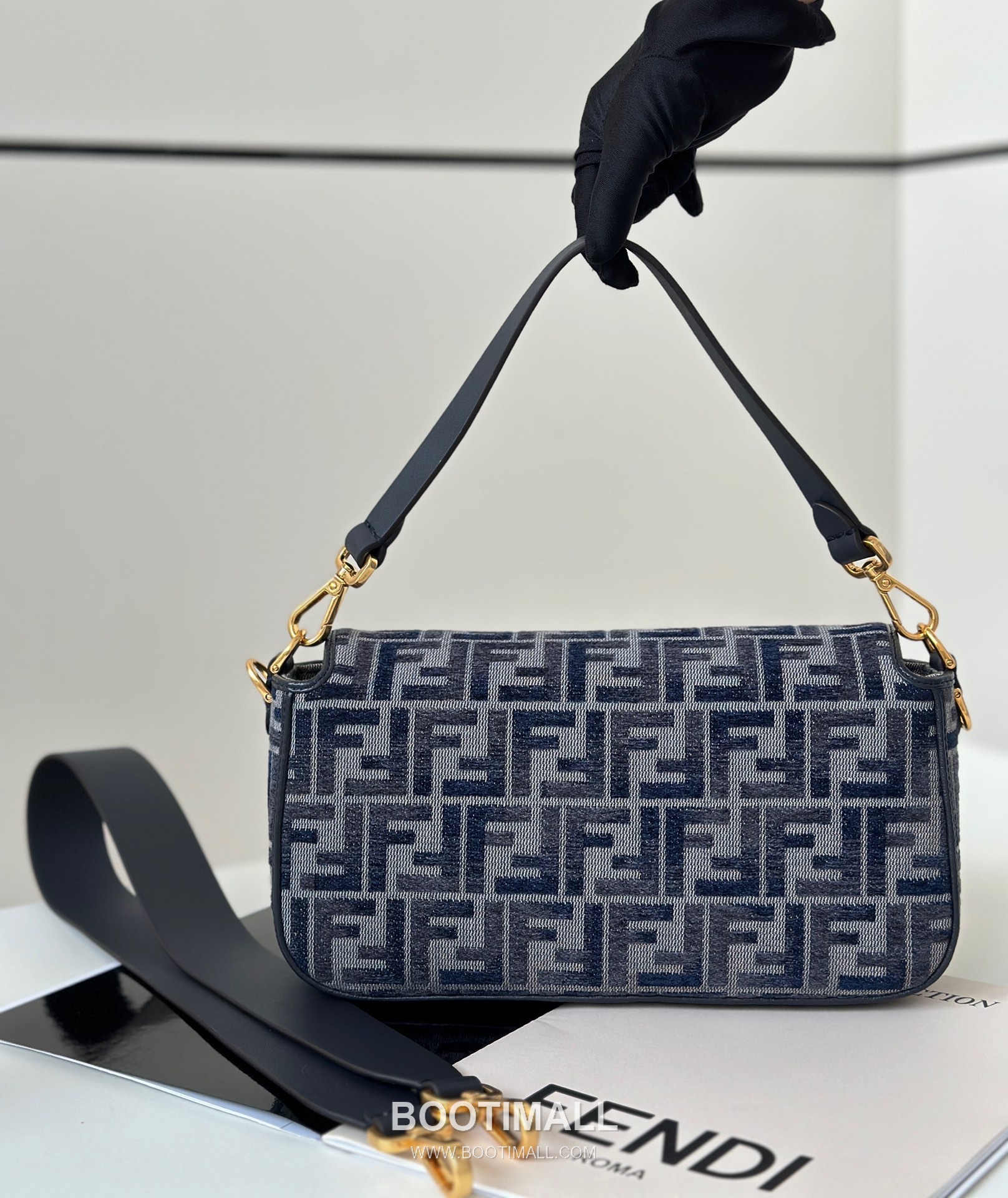 Fendi Baguette Medium FF Chenille Navy Shoulder Bag 펜디 바게트 미디엄 FF 셰닐 네이비 숄더백 27cm 9