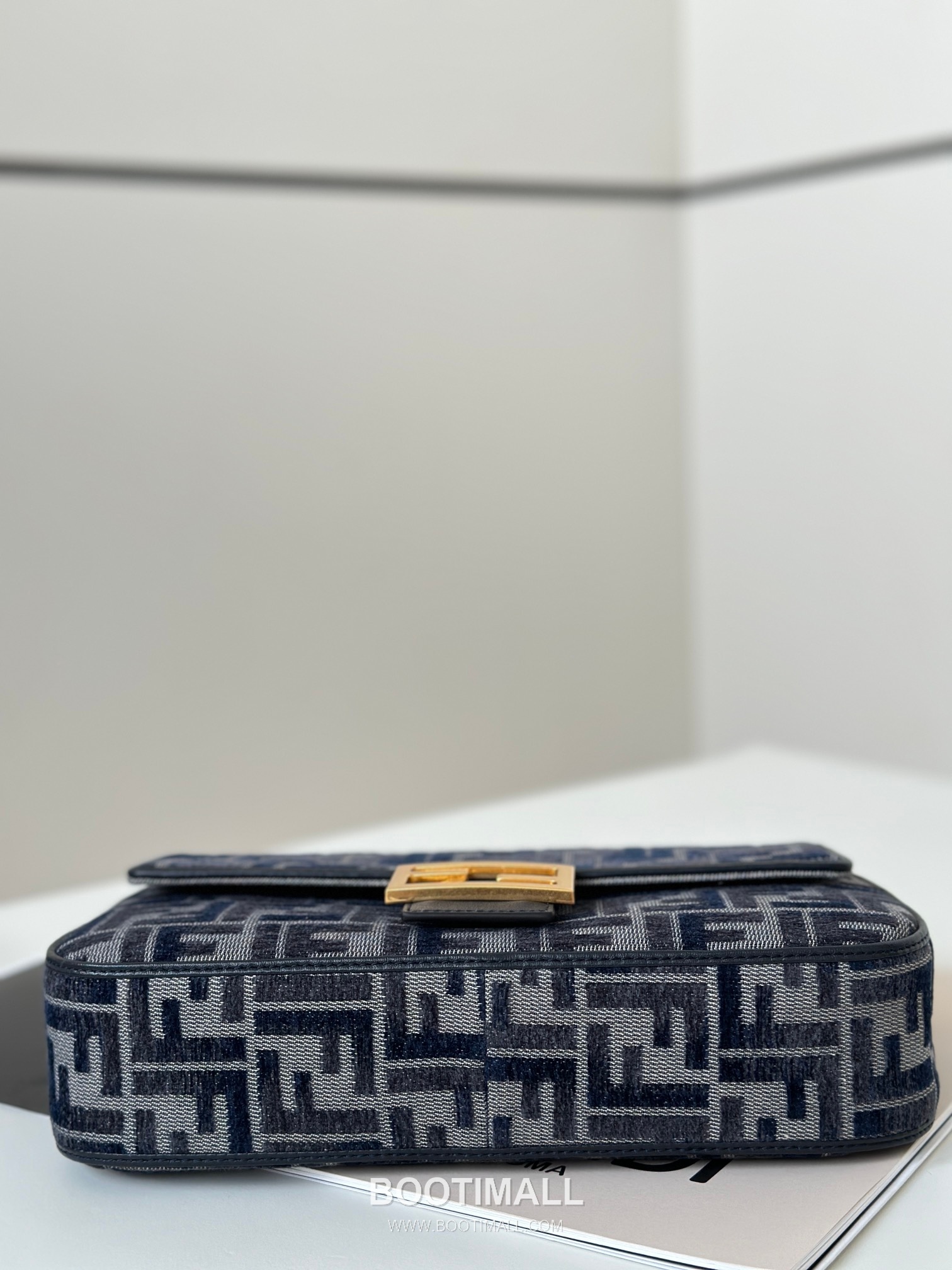 Fendi Baguette Medium FF Chenille Navy Shoulder Bag 펜디 바게트 미디엄 FF 셰닐 네이비 숄더백 27cm 10