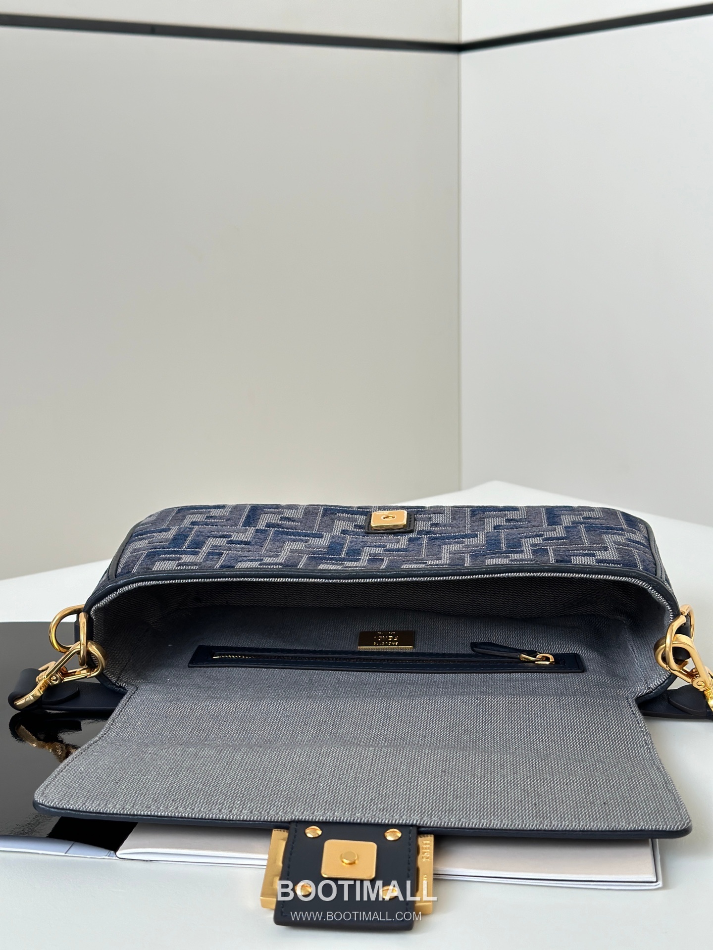 Fendi Baguette Medium FF Chenille Navy Shoulder Bag 펜디 바게트 미디엄 FF 셰닐 네이비 숄더백 27cm 16