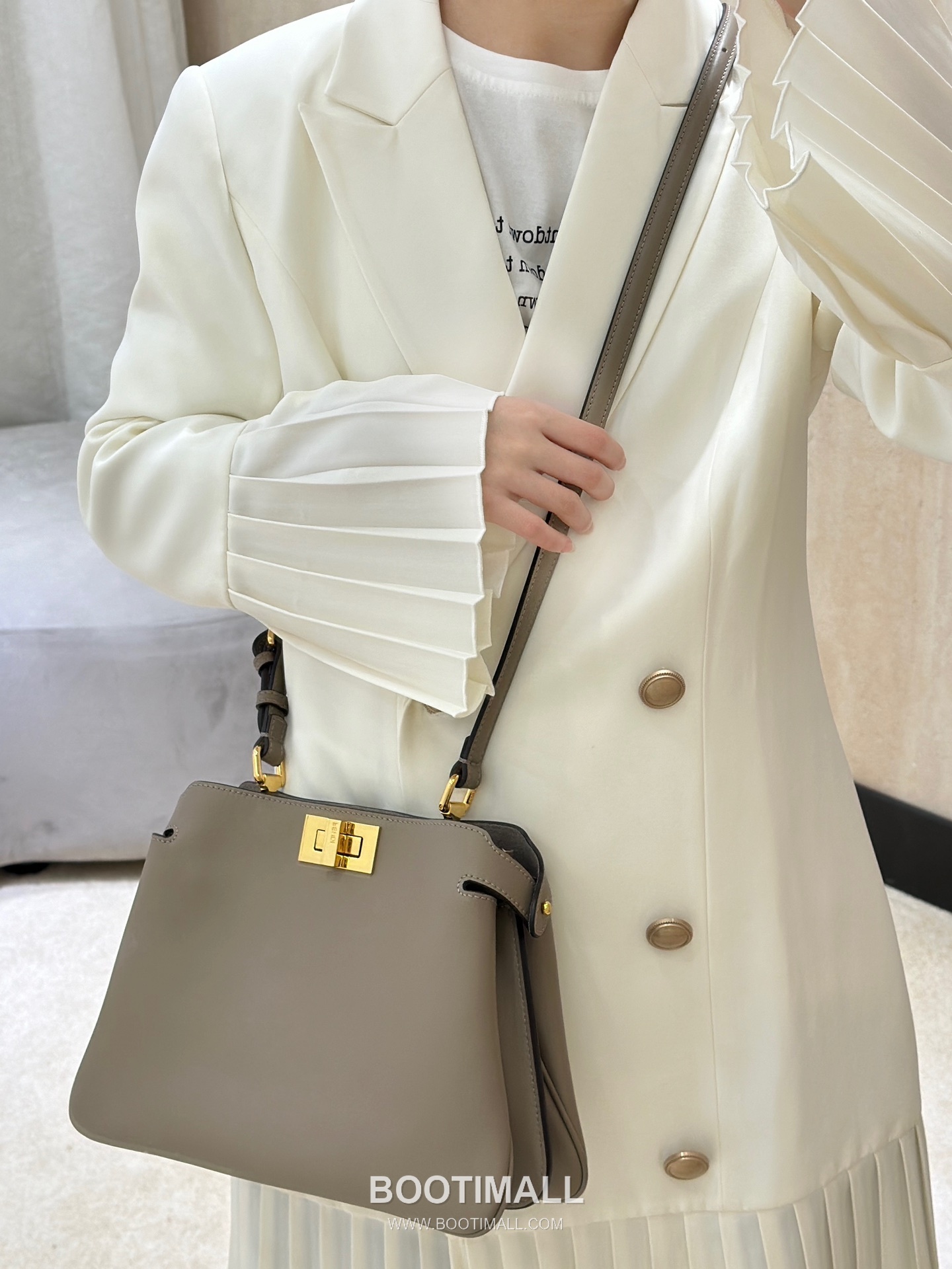 Fendi Peekaboo Small Calfskin Top Handle Bag 펜디 피카부 스몰 카프스킨 탑핸들백 29cm 2