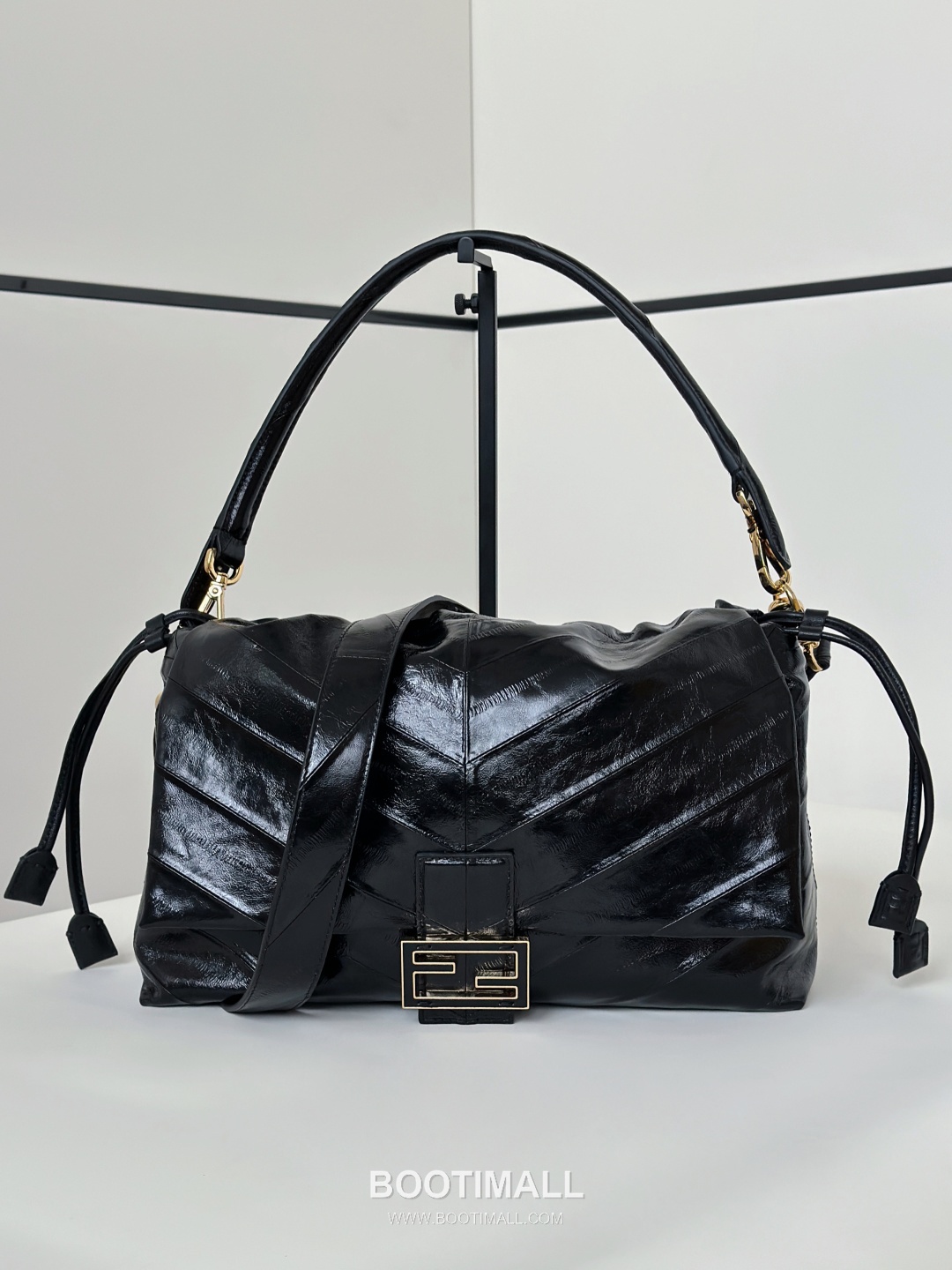 Fendi Mamma Baguette Large Glossy Eel Skin Flap Bag 펜디 맘마 바게트 라지 글로시 장어가죽 플랩백 32cm 2