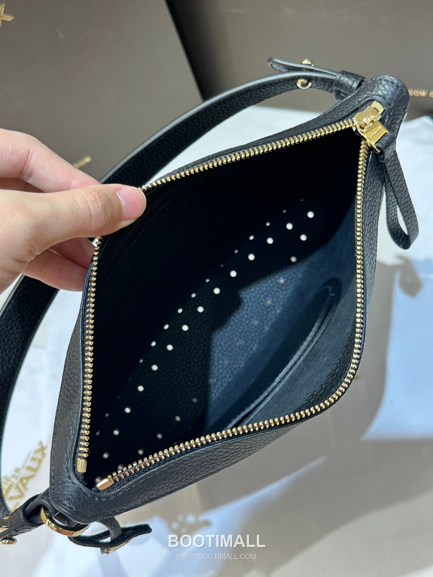 Delvaux Pin Swing Taurillon Soft Calfskin 델보 핀 스윙 토리옹소프트 토트백 29cm 13