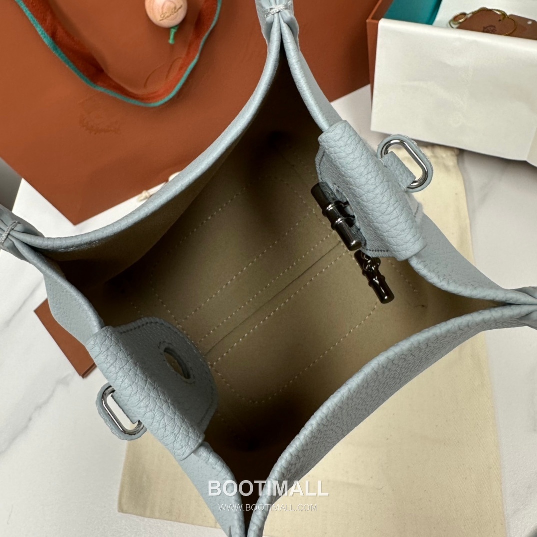 Loro Piana Pian Calfskin Light Blue Bucket Bag 로로피아나 Pian 카프스킨 라이트 블루 버킷백 9