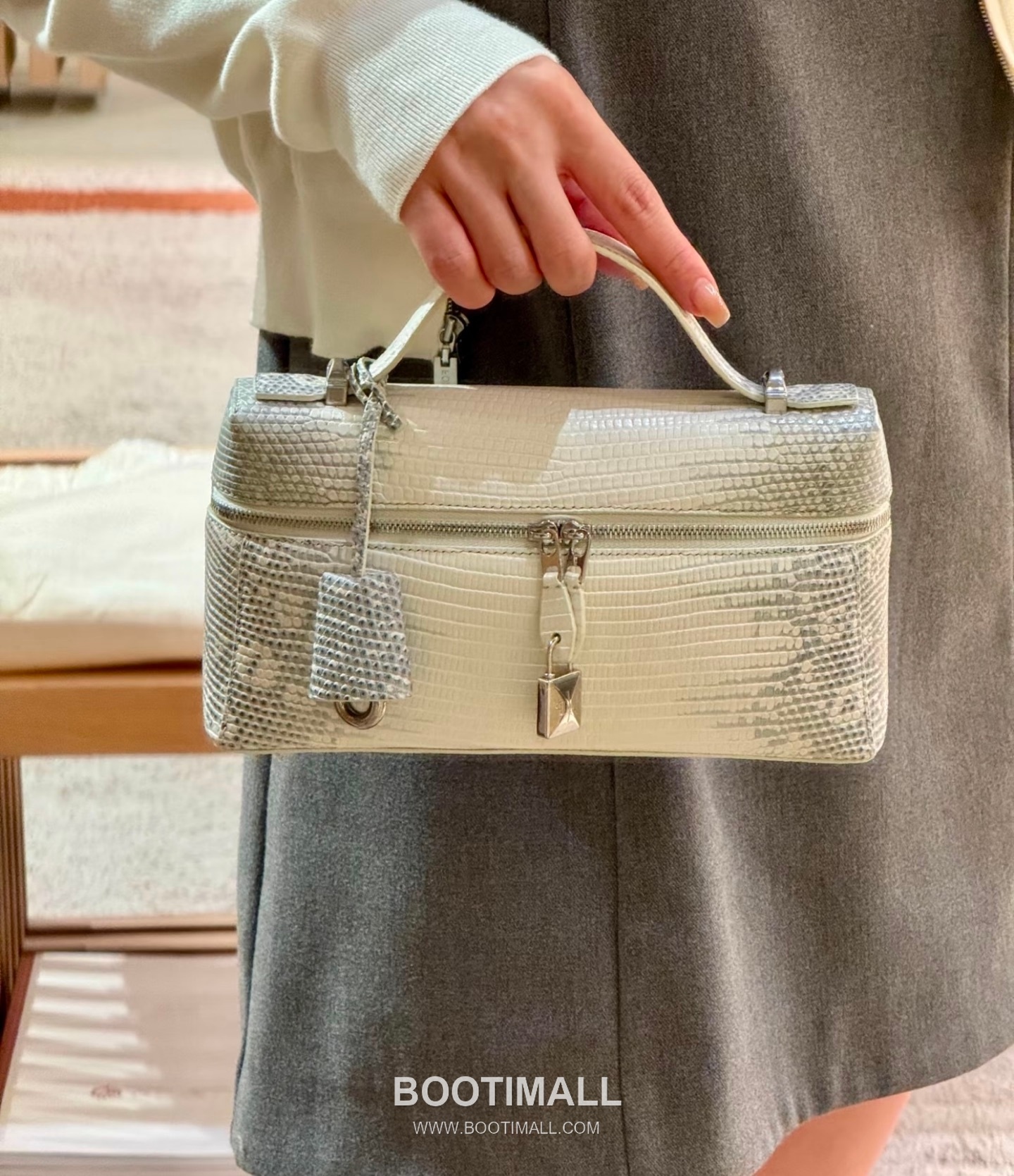 Loro Piana Extra Bag 23 Ostrich Embossed Calfskin Bag 로로피아나 엑스트라 백 23 오스트리치 엠보스 카프스킨 더블지퍼 숄더 크로스백 23cm 12