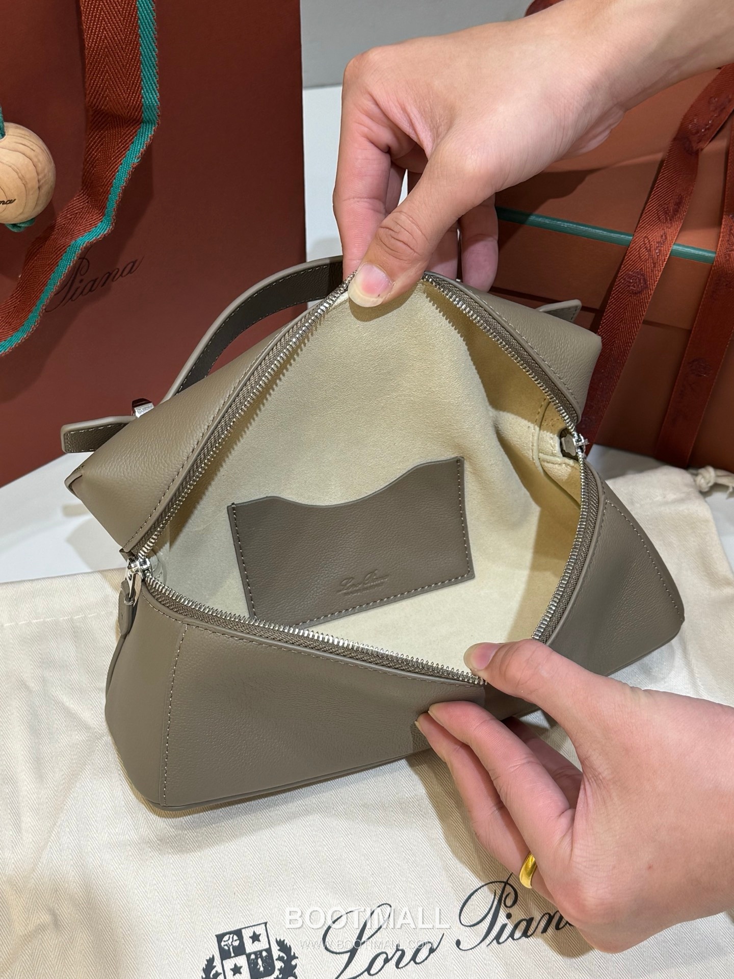 Loro Piana Extra Bag 23 Saddle Leather Warm Milky Beige Top Handle 로로피아나 엑스트라 백 23 새들 레더 웜 밀키 베이지 탑핸들백 23cm 15